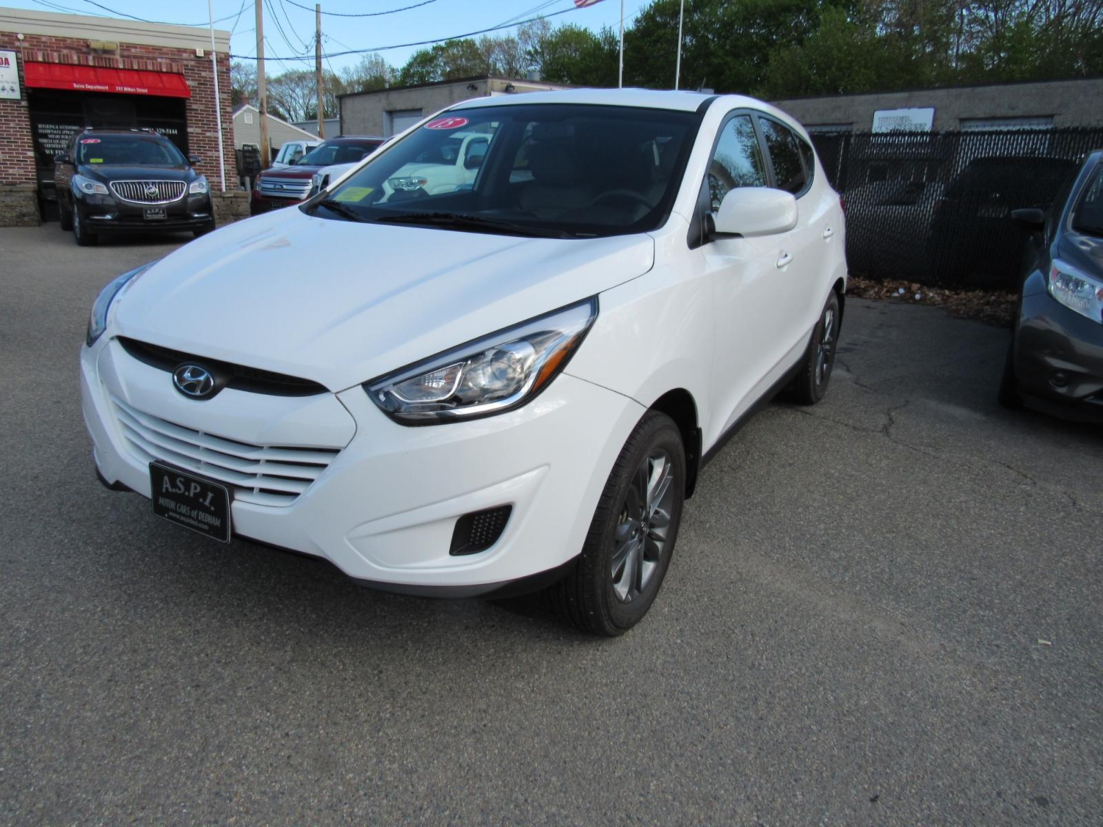 2015 White /Gray Hyundai Tucson SE AWD (KM8JTCAF1FU) with an 2.0L L4 DOHC 16V engine, 6-Speed Automatic transmission, located at 215 Milton St, Dedham, MA, 02026, (781) 329-5144, 42.241905, -71.157295 - If you want a brand new vehicle without the brand new price, this is it. That is the real miles 750 miles.. This is a Certified vehicle. Comes with a 3/3 nationwide warranty included in the price. Call for details. All ASPI Motor Cars vehicles are serviced before they are delivered to assure the hig - Photo #1