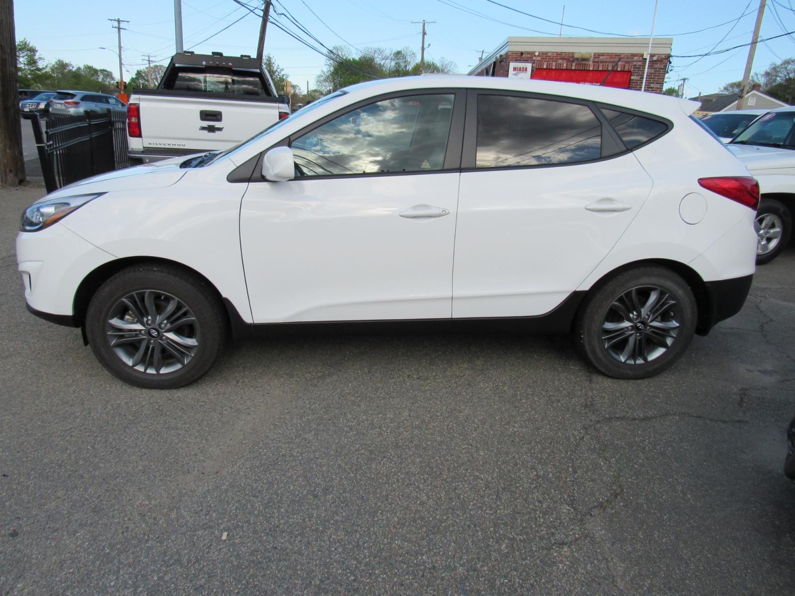 2015 White /Gray Hyundai Tucson SE AWD (KM8JTCAF1FU) with an 2.0L L4 DOHC 16V engine, 6-Speed Automatic transmission, located at 215 Milton St, Dedham, MA, 02026, (781) 329-5144, 42.241905, -71.157295 - If you want a brand new vehicle without the brand new price, this is it. That is the real miles 750 miles.. This is a Certified vehicle. Comes with a 3/3 nationwide warranty included in the price. Call for details. All ASPI Motor Cars vehicles are serviced before they are delivered to assure the hig - Photo #2
