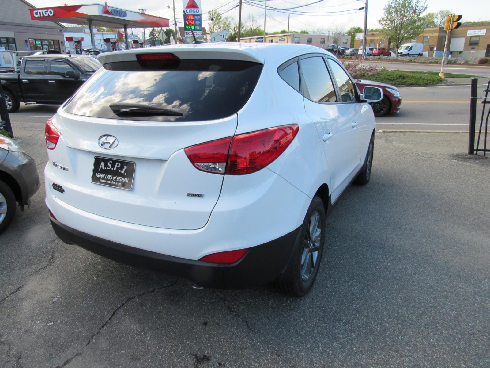 2015 White /Gray Hyundai Tucson SE AWD (KM8JTCAF1FU) with an 2.0L L4 DOHC 16V engine, 6-Speed Automatic transmission, located at 215 Milton St, Dedham, MA, 02026, (781) 329-5144, 42.241905, -71.157295 - If you want a brand new vehicle without the brand new price, this is it. That is the real miles 750 miles.. This is a Certified vehicle. Comes with a 3/3 nationwide warranty included in the price. Call for details. All ASPI Motor Cars vehicles are serviced before they are delivered to assure the hig - Photo #5