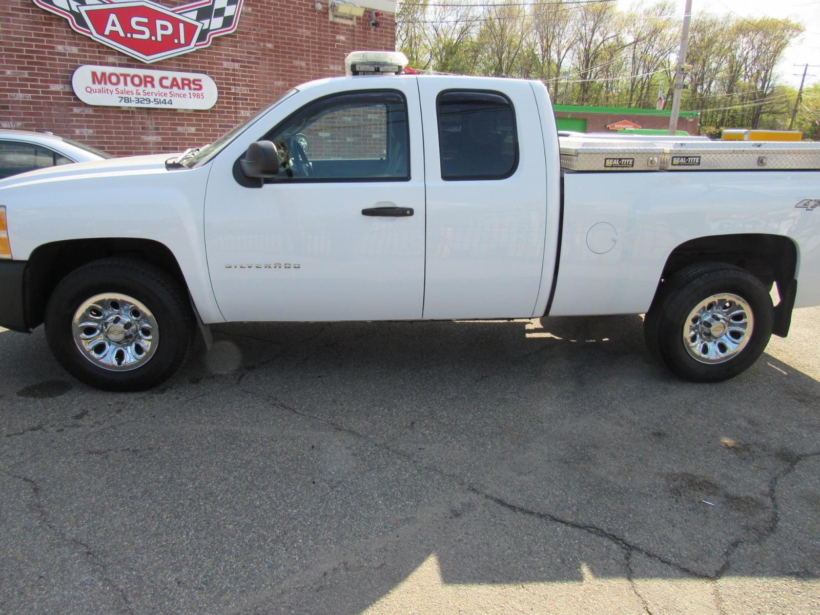 2011 White /Gray Chevrolet Silverado 1500 Work Truck Ext. Cab 4WD (1GCRKPE37BZ) with an 5.3L V8 OHV 16V FFV engine, 4-Speed Automatic transmission, located at 215 Milton St, Dedham, MA, 02026, (781) 329-5144, 42.241905, -71.157295 - This nice work truck has plenty of room for your tools. This is a Certified vehicle. Comes with a 3/3 nationwide warranty included in the price. Call for details. All ASPI Motor Cars vehicles are serviced before they are delivered to assure the highest quality used vehicles. - Photo #5