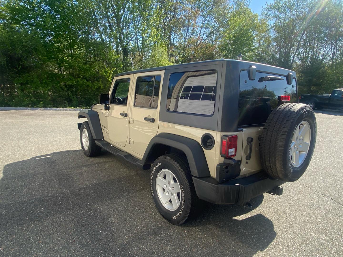 2018 Sahara Tan /charcoal Jeep Wrangler Unlimited Sport 4WD (1C4BJWDGXJL) with an 3.6L V6 DOHC 24V FFV engine, Automatic transmission, located at 215 Milton St, Dedham, MA, 02026, (781) 329-5144, 42.241905, -71.157295 - Super Clean Low milage Jeep Unlimited. Always Serviced, Always Safisfied!!! Trades Welcome - Photo#5