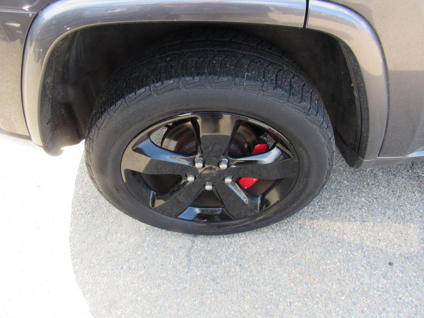 2015 Gray /Black Jeep Grand Cherokee Laredo 4WD (1C4RJFAG8FC) with an 3.6L V6 DOHC 24V engine, 8-Speed Automatic transmission, located at 215 Milton St, Dedham, MA, 02026, (781) 329-5144, 42.241905, -71.157295 - This special edition Altitude is in excellent condition. Runs like brand new. Lots of recent service. Loaded up with Leather, Alloys, Moonroof, Sport suspension. All ASPI Motor Cars vehicles are fully service before they are delivered. Comes with a 3/3 warranty included in the price. Call for detail - Photo#8