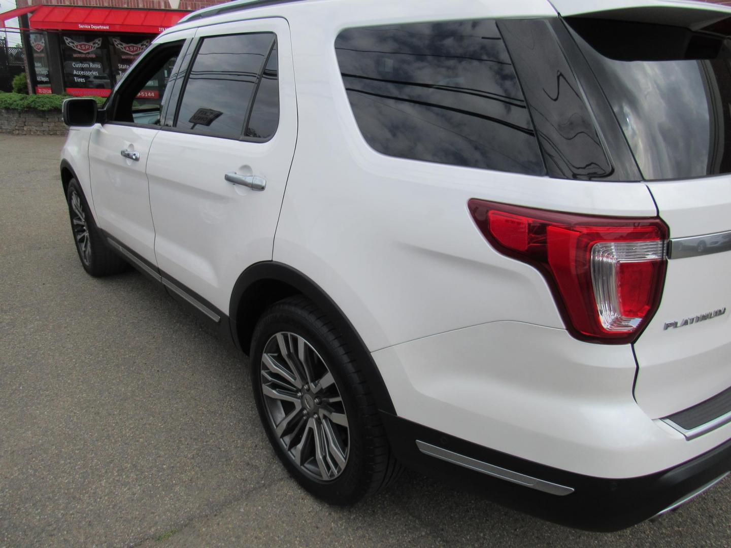 2019 White /Black Ford Explorer Platinum AWD (1FM5K8HT0KG) with an 3.5L V6 DOHC 24V engine, Automatic transmission, located at 215 Milton St, Dedham, MA, 02026, (781) 329-5144, 42.241905, -71.157295 - Photo#2