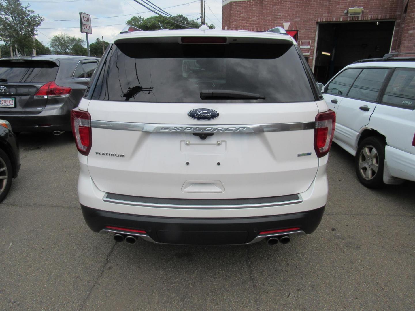2019 White /Black Ford Explorer Platinum AWD (1FM5K8HT0KG) with an 3.5L V6 DOHC 24V engine, Automatic transmission, located at 215 Milton St, Dedham, MA, 02026, (781) 329-5144, 42.241905, -71.157295 - Photo#3