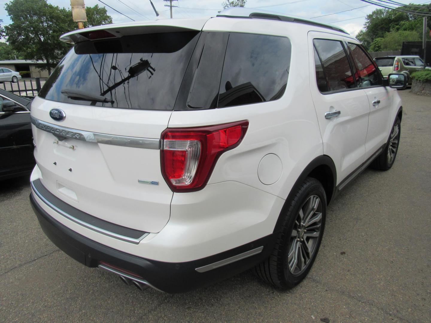 2019 White /Black Ford Explorer Platinum AWD (1FM5K8HT0KG) with an 3.5L V6 DOHC 24V engine, Automatic transmission, located at 215 Milton St, Dedham, MA, 02026, (781) 329-5144, 42.241905, -71.157295 - Photo#4