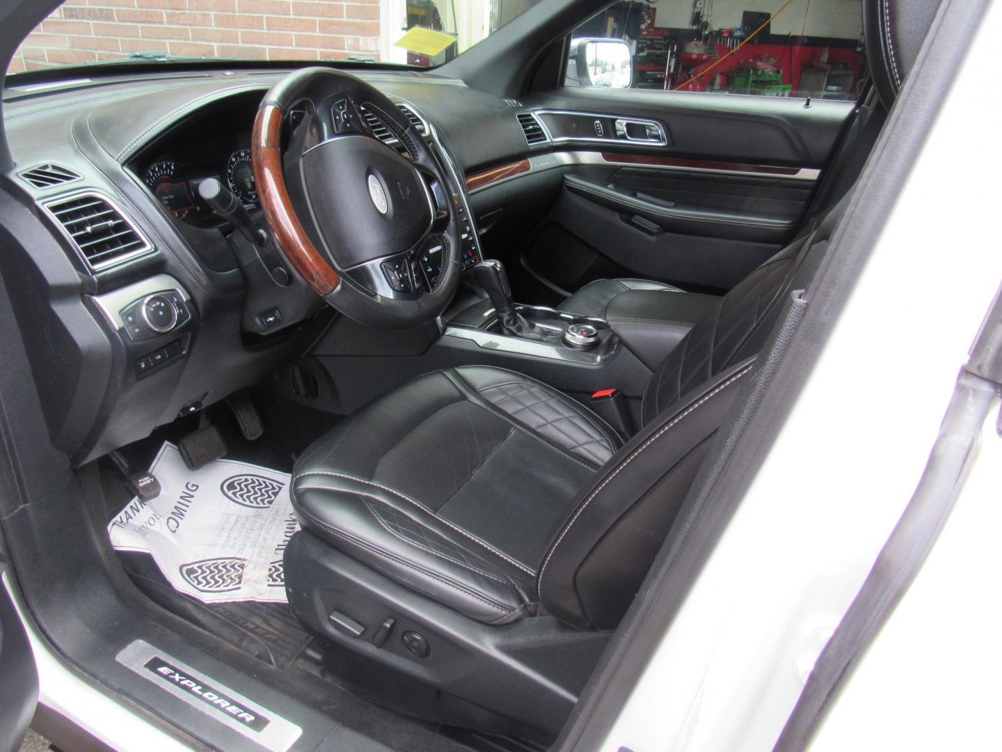 2019 White /Black Ford Explorer Platinum AWD (1FM5K8HT0KG) with an 3.5L V6 DOHC 24V engine, Automatic transmission, located at 215 Milton St, Dedham, MA, 02026, (781) 329-5144, 42.241905, -71.157295 - Photo#10