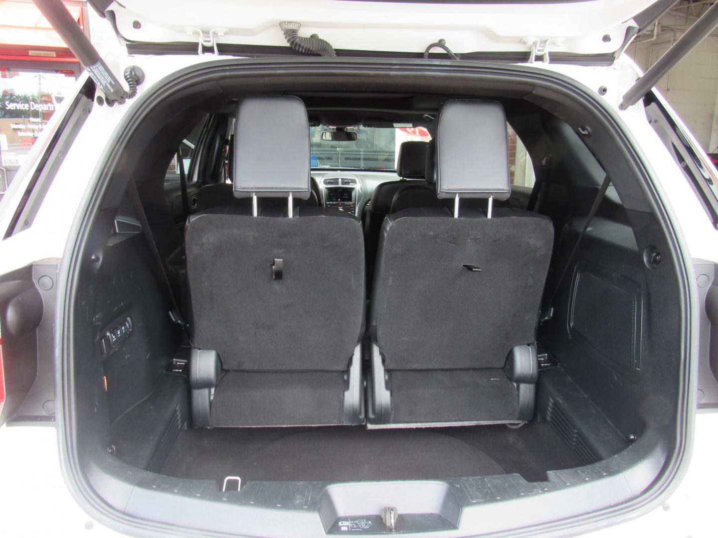 2019 White /Black Ford Explorer Platinum AWD (1FM5K8HT0KG) with an 3.5L V6 DOHC 24V engine, Automatic transmission, located at 215 Milton St, Dedham, MA, 02026, (781) 329-5144, 42.241905, -71.157295 - Photo#12