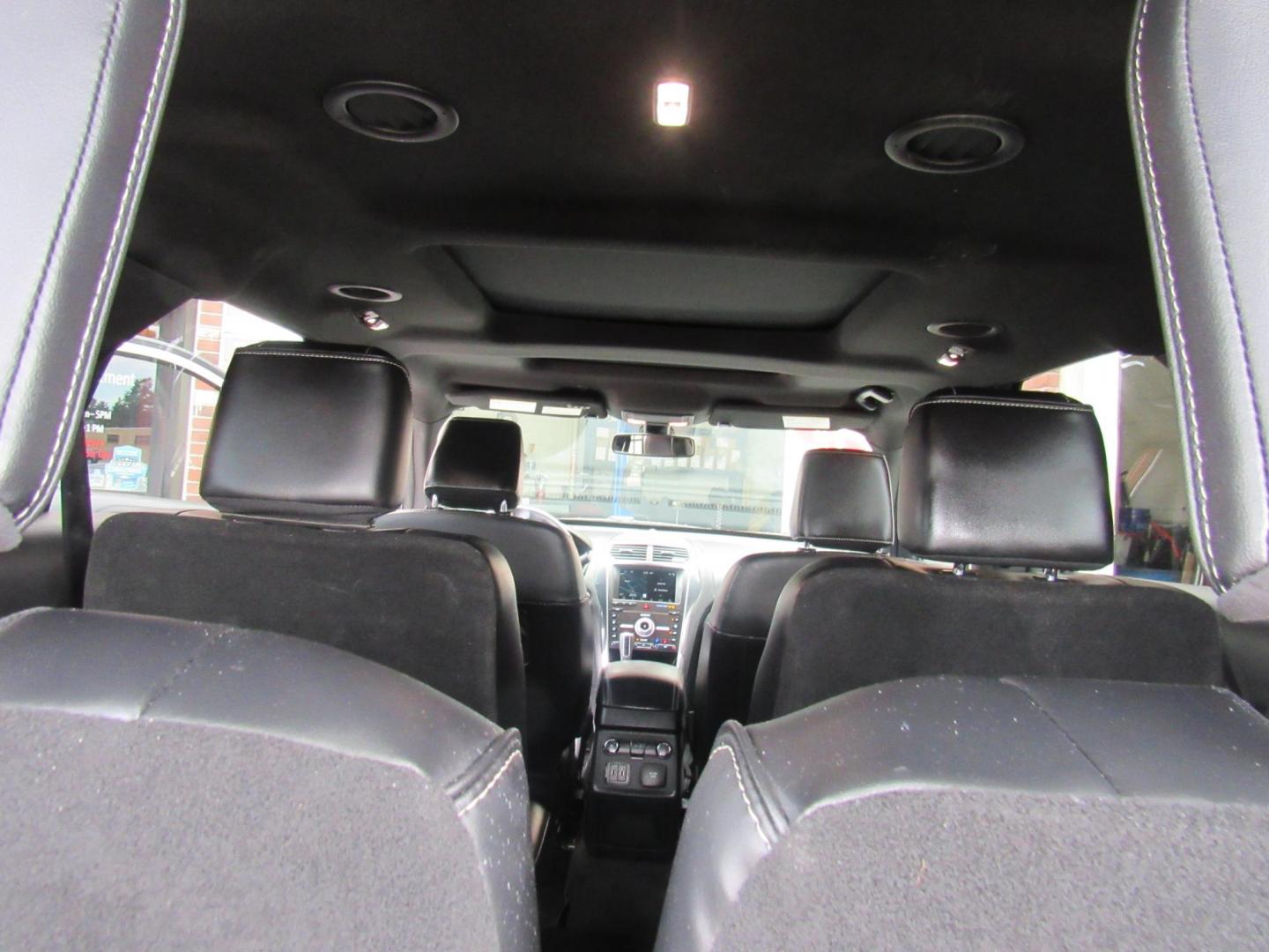 2019 White /Black Ford Explorer Platinum AWD (1FM5K8HT0KG) with an 3.5L V6 DOHC 24V engine, Automatic transmission, located at 215 Milton St, Dedham, MA, 02026, (781) 329-5144, 42.241905, -71.157295 - Photo#13