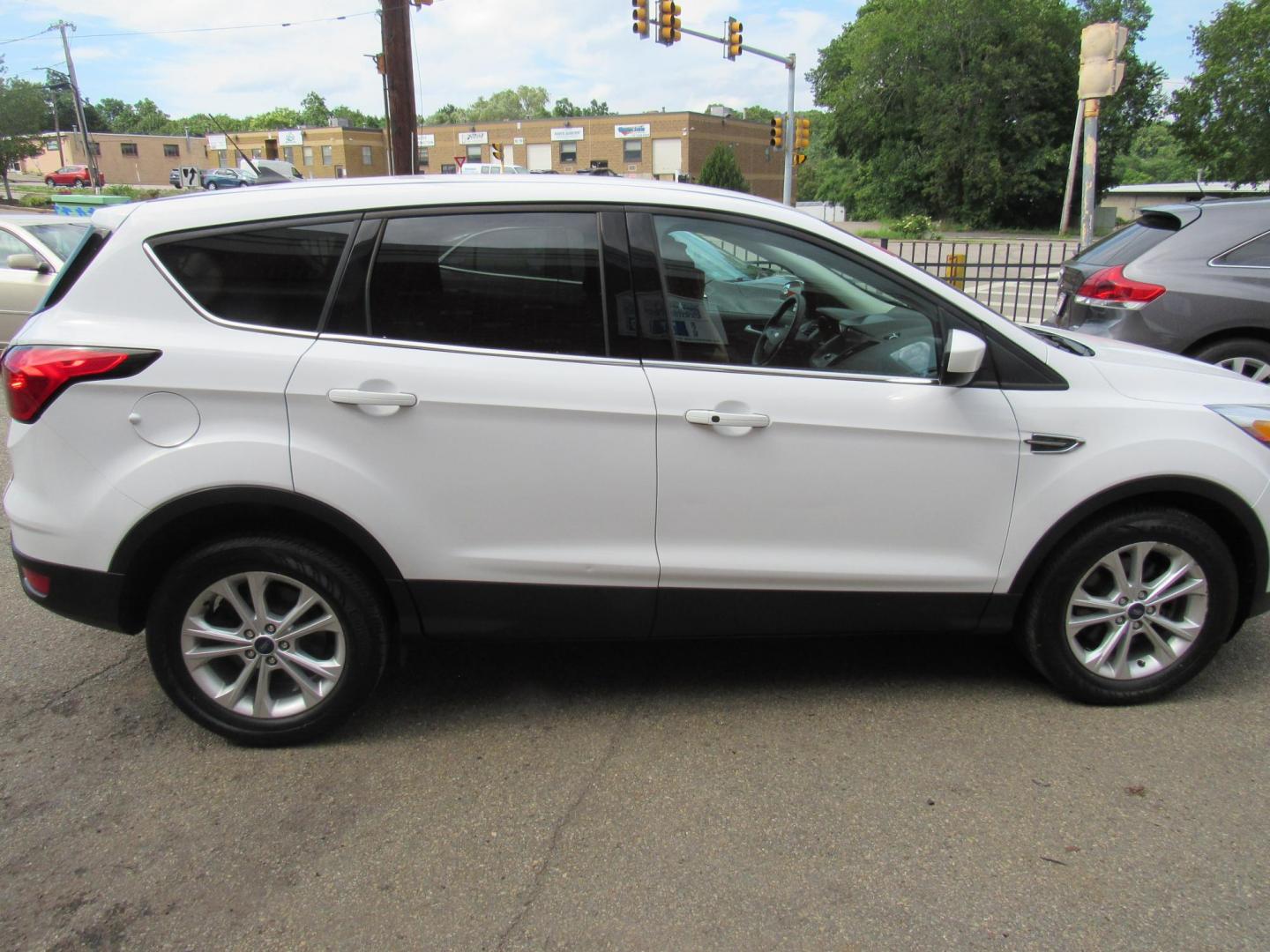2019 White /Gray Ford Escape SE 4WD (1FMCU9GD1KU) with an 1.5L L4 DOHC 16V engine, 6A transmission, located at 215 Milton St, Dedham, MA, 02026, (781) 329-5144, 42.241905, -71.157295 - Photo#5