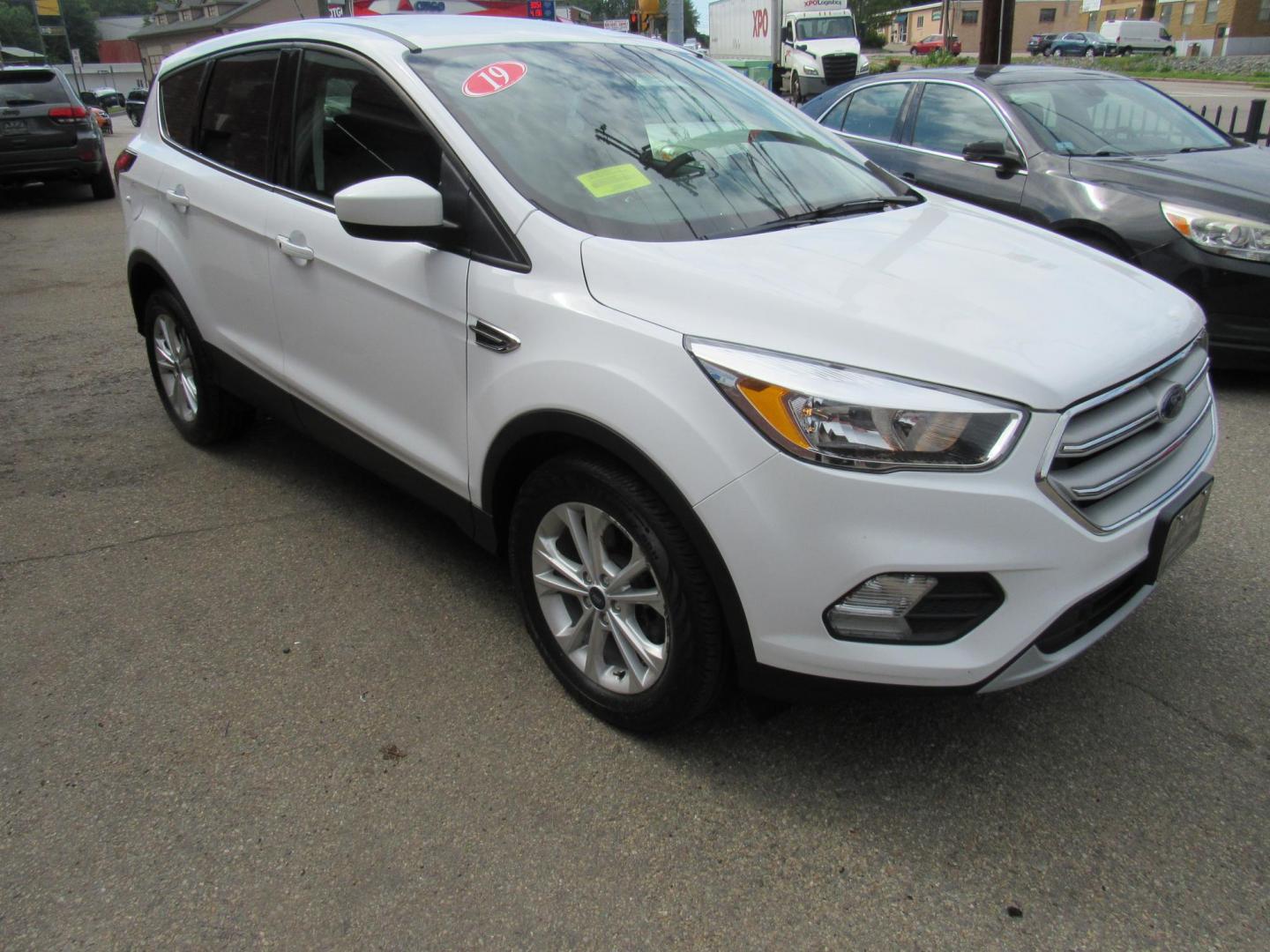 2019 White /Gray Ford Escape SE 4WD (1FMCU9GD1KU) with an 1.5L L4 DOHC 16V engine, 6A transmission, located at 215 Milton St, Dedham, MA, 02026, (781) 329-5144, 42.241905, -71.157295 - Photo#6