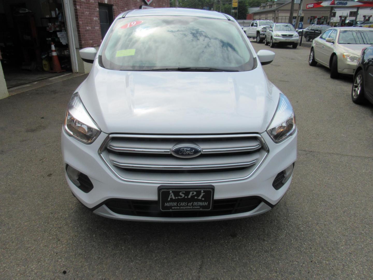 2019 White /Gray Ford Escape SE 4WD (1FMCU9GD1KU) with an 1.5L L4 DOHC 16V engine, 6A transmission, located at 215 Milton St, Dedham, MA, 02026, (781) 329-5144, 42.241905, -71.157295 - Photo#7