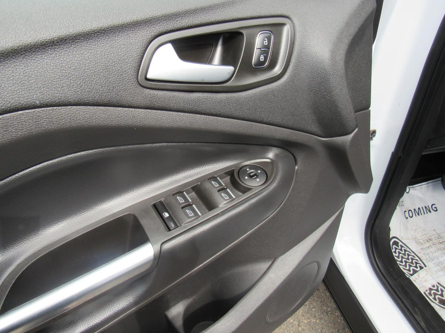 2019 White /Gray Ford Escape SE 4WD (1FMCU9GD1KU) with an 1.5L L4 DOHC 16V engine, 6A transmission, located at 215 Milton St, Dedham, MA, 02026, (781) 329-5144, 42.241905, -71.157295 - Photo#13
