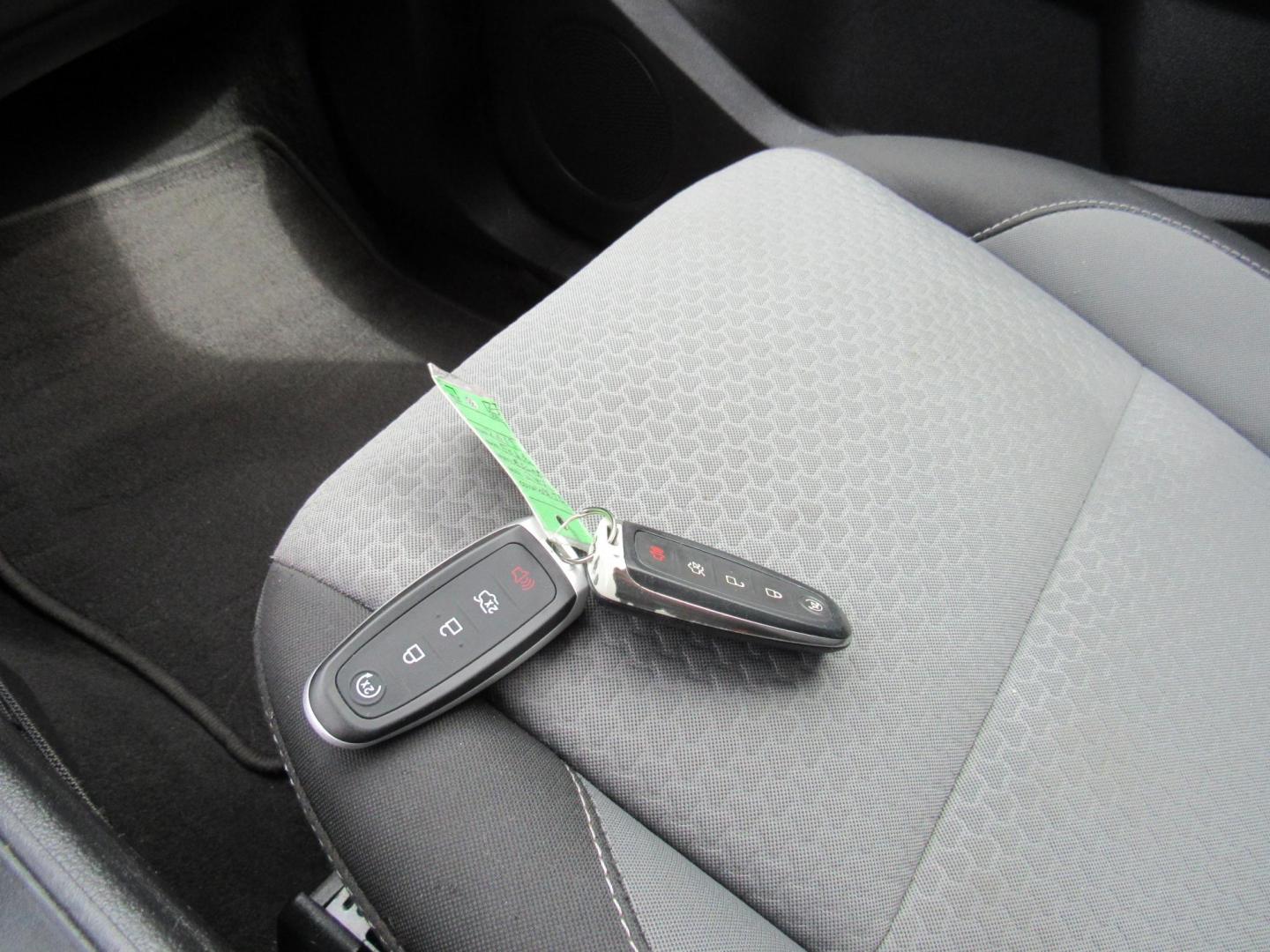 2019 White /Gray Ford Escape SE 4WD (1FMCU9GD1KU) with an 1.5L L4 DOHC 16V engine, 6A transmission, located at 215 Milton St, Dedham, MA, 02026, (781) 329-5144, 42.241905, -71.157295 - Photo#17