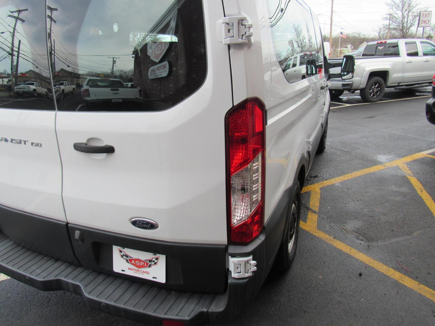 2016 White /Gray Ford Transit 150 Wagon Low Roof XLT 60/40 Pass. 130-in. WB (1FDZK1ZM3GK) with an 3.7L V6 DOHC 24V engine, 6A Automatic transmission, located at 215 Milton St, Dedham, MA, 02026, (781) 329-5144, 42.241905, -71.157295 - Photo#6