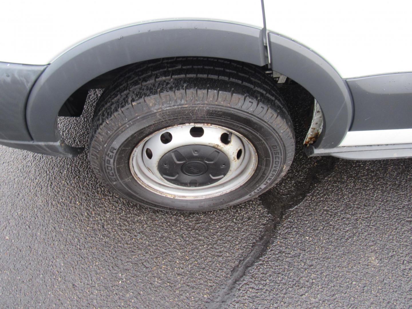 2016 White /Gray Ford Transit 150 Wagon Low Roof XLT 60/40 Pass. 130-in. WB (1FDZK1ZM3GK) with an 3.7L V6 DOHC 24V engine, 6A Automatic transmission, located at 215 Milton St, Dedham, MA, 02026, (781) 329-5144, 42.241905, -71.157295 - Photo#10