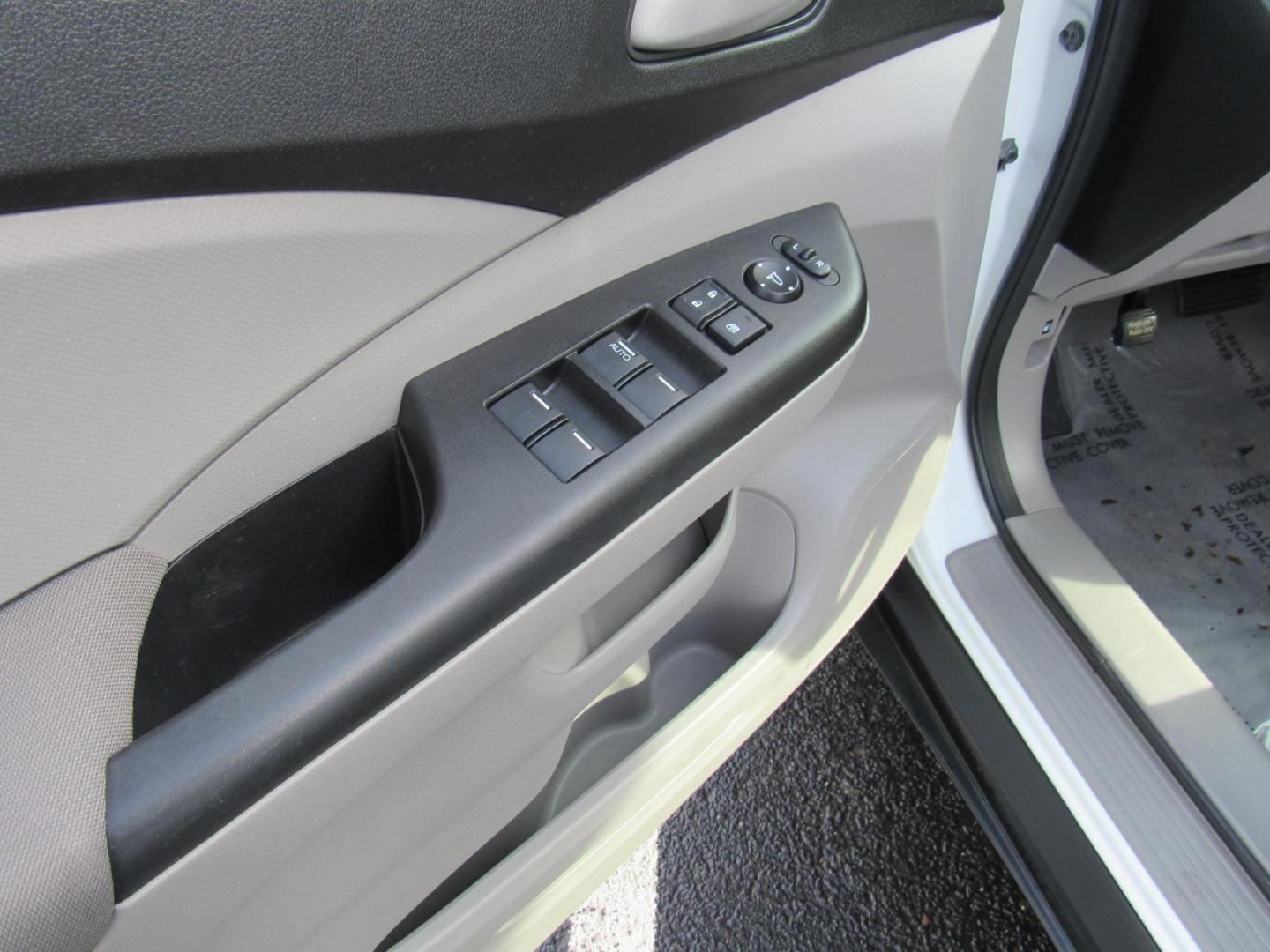 2012 Honda CR-V LX 4WD 5-Speed AT (2HKRM4H38CH) with an 2.4L L4 DOHC 16V engine, 5-Speed Automatic transmission, located at 215 Milton St, Dedham, MA, 02026, (781) 329-5144, 42.241905, -71.157295 - Photo#17