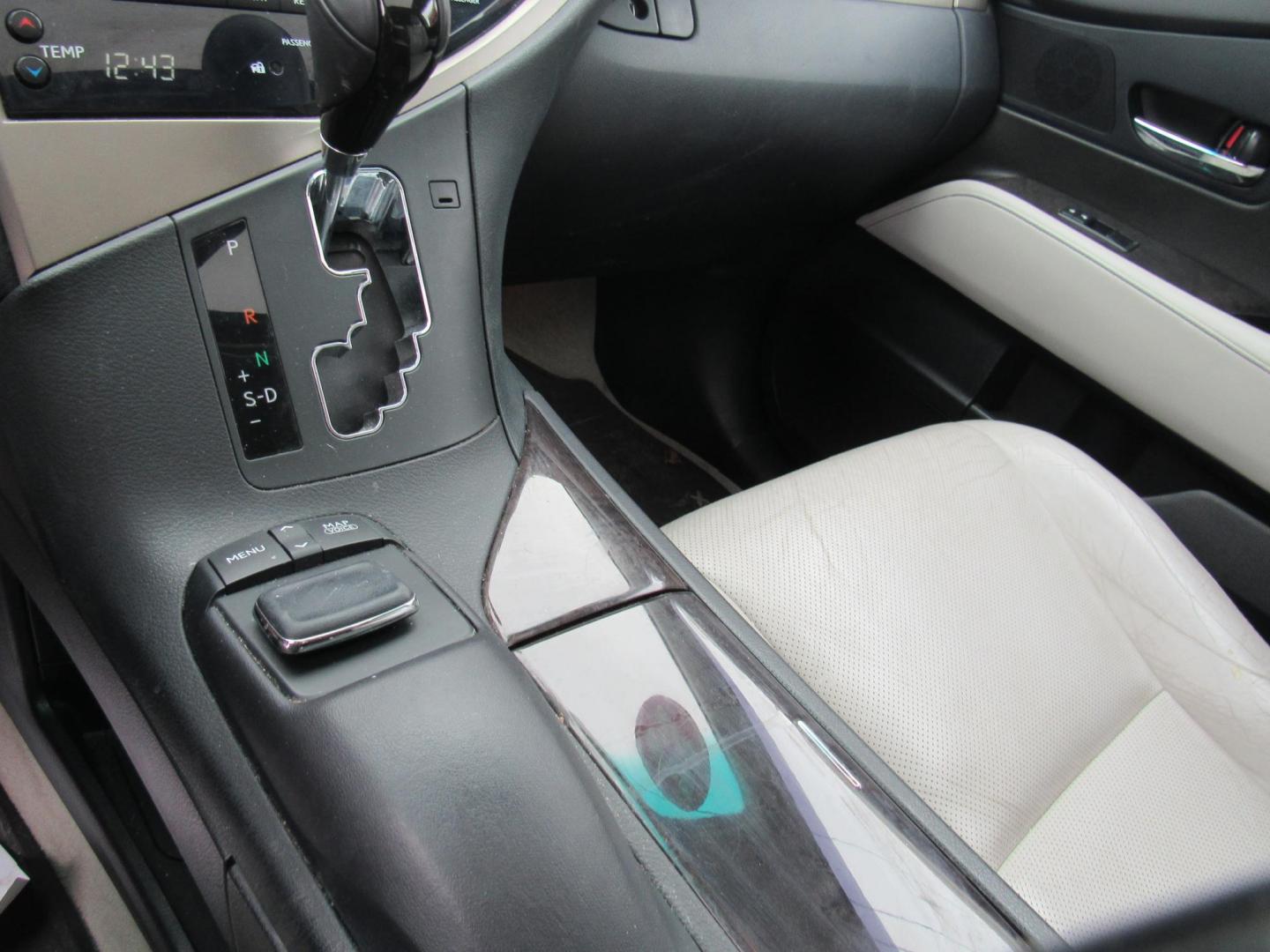 2015 SILVER /Gray Lexus RX 350 AWD (2T2BK1BA2FC) with an 3.5L V6 DOHC 24V engine, 6-Speed Automatic transmission, located at 215 Milton St, Dedham, MA, 02026, (781) 329-5144, 42.241905, -71.157295 - This nice SUV is in excellent condition. Loaded up with Leather. All ASPI Motor Cars vehicles are fully serviced before they are delivered. Comes with a 3/3 warranty included in the price. Call for details. Prices on all vehicles do not include $299.95 Documentation fee, as well as Massachusetts - Photo#17