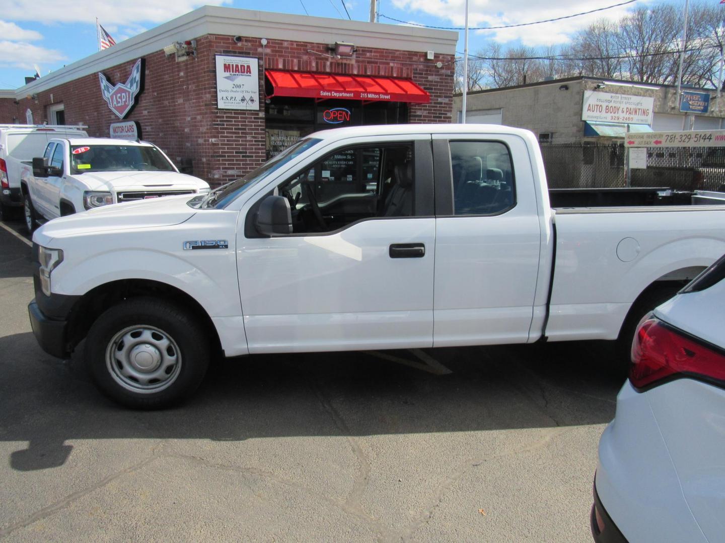 2016 White /Gray Ford F-150 XL SuperCab 6.5-ft. Bed 2WD (1FTEX1C8XGF) with an 3.5L V6 DOHC 24V engine, 6A transmission, located at 215 Milton St, Dedham, MA, 02026, (781) 329-5144, 42.241905, -71.157295 - Photo#3