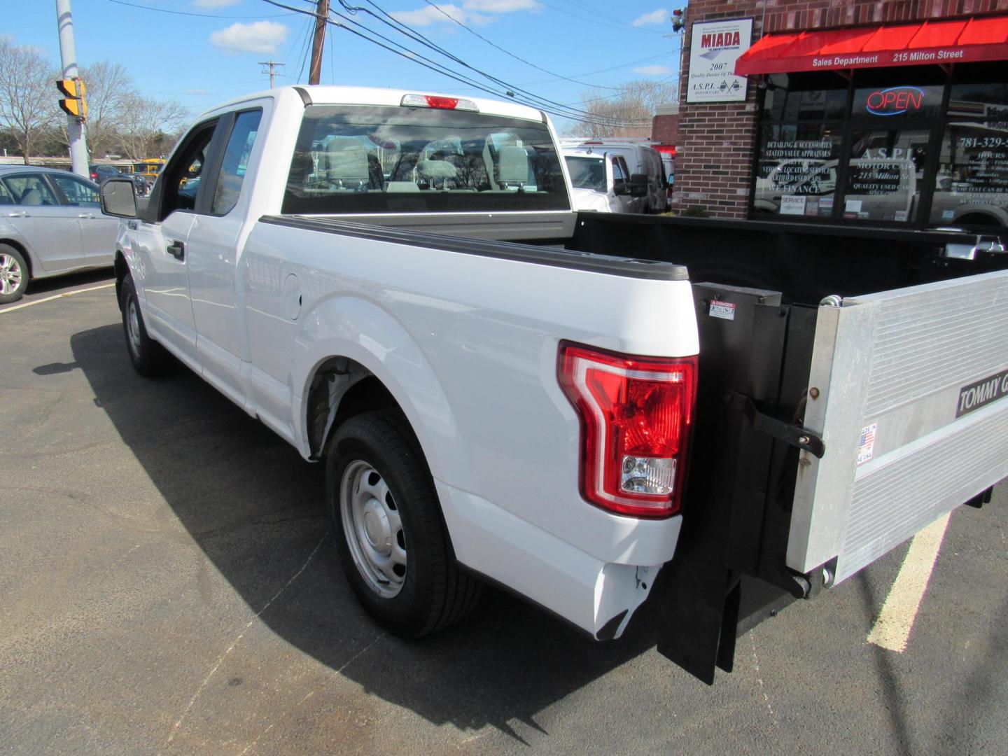 2016 White /Gray Ford F-150 XL SuperCab 6.5-ft. Bed 2WD (1FTEX1C8XGF) with an 3.5L V6 DOHC 24V engine, 6A transmission, located at 215 Milton St, Dedham, MA, 02026, (781) 329-5144, 42.241905, -71.157295 - Photo#4