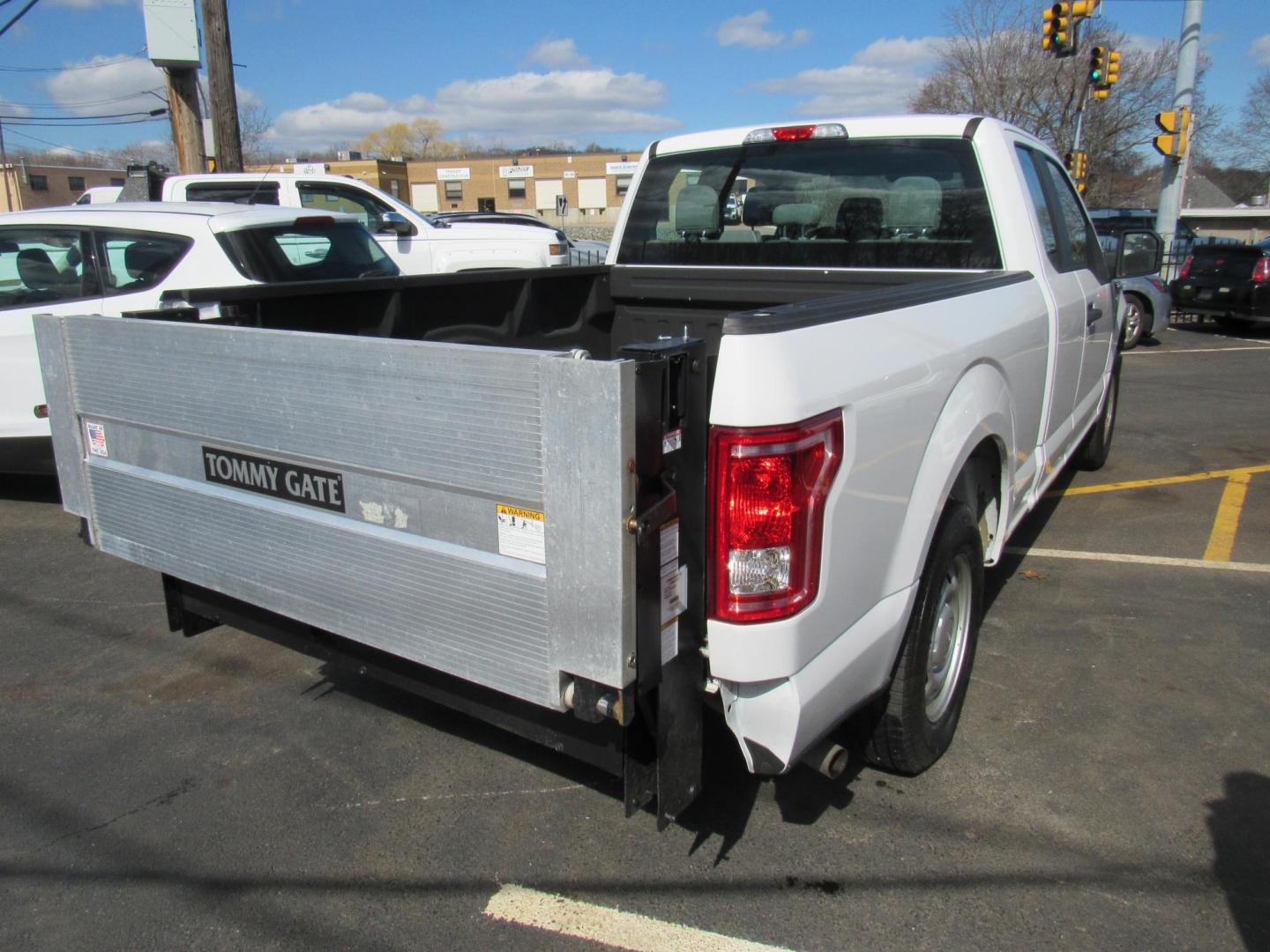 2016 White /Gray Ford F-150 XL SuperCab 6.5-ft. Bed 2WD (1FTEX1C8XGF) with an 3.5L V6 DOHC 24V engine, 6A transmission, located at 215 Milton St, Dedham, MA, 02026, (781) 329-5144, 42.241905, -71.157295 - Photo#6