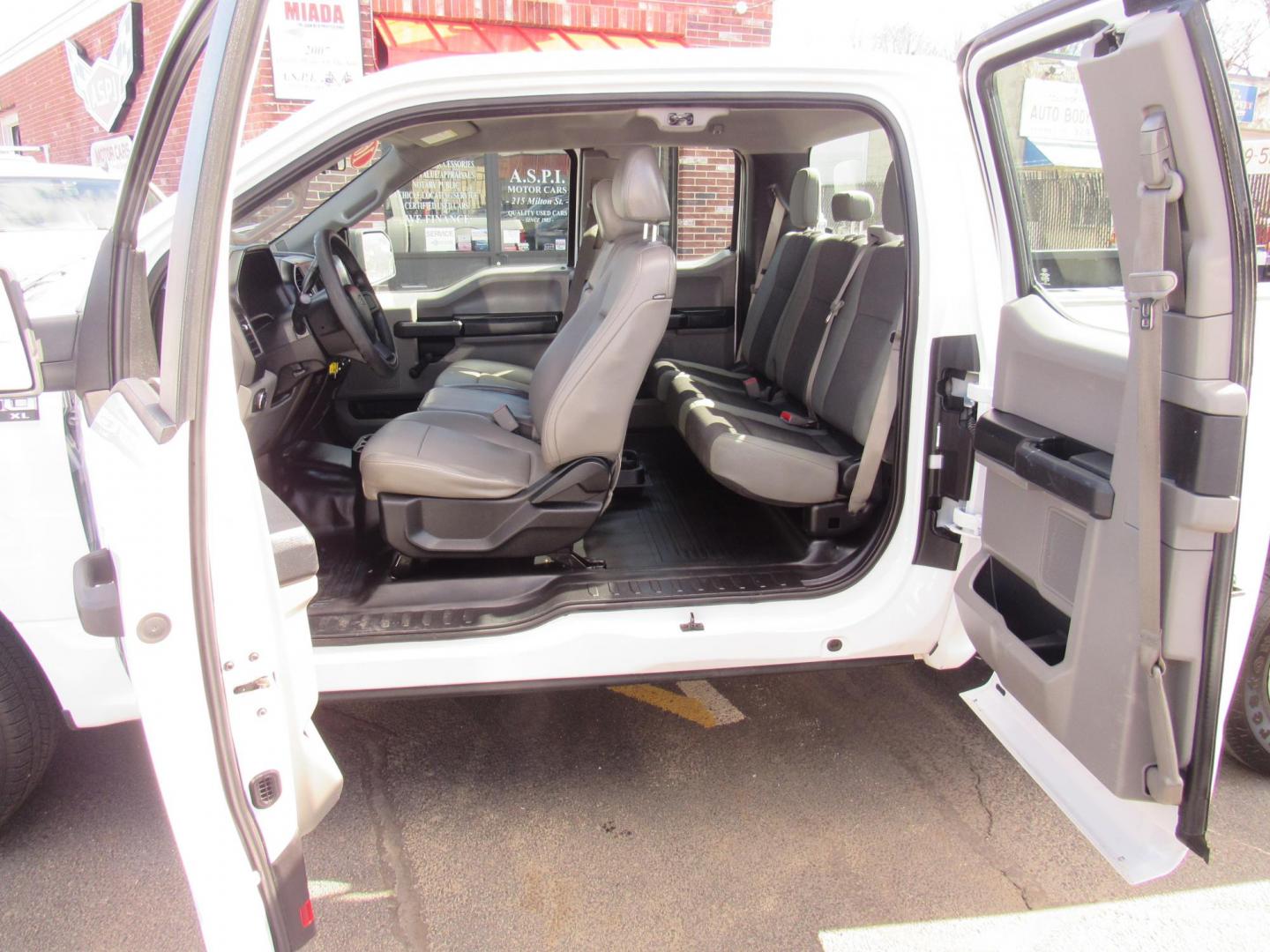 2016 White /Gray Ford F-150 XL SuperCab 6.5-ft. Bed 2WD (1FTEX1C8XGF) with an 3.5L V6 DOHC 24V engine, 6A transmission, located at 215 Milton St, Dedham, MA, 02026, (781) 329-5144, 42.241905, -71.157295 - Photo#8