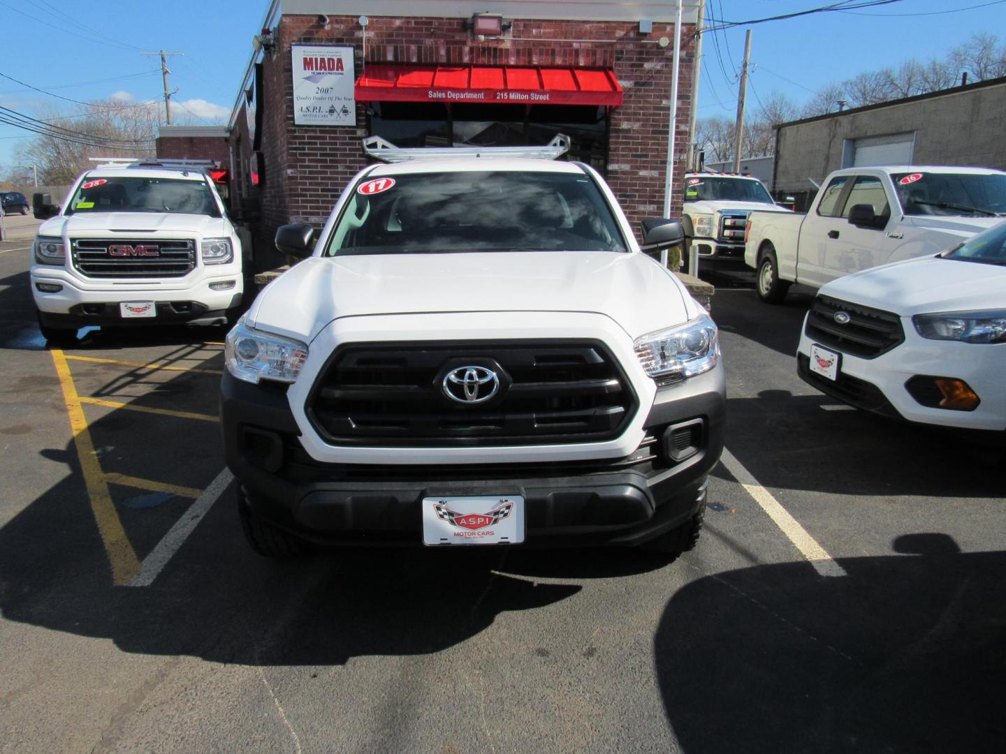 2017 White /Gray Toyota Tacoma SR5 Access Cab I4 6AT 2WD (5TFRX5GN2HX) with an 2.7L L4 DOHC 16V engine, 6A transmission, located at 215 Milton St, Dedham, MA, 02026, (781) 329-5144, 42.241905, -71.157295 - Photo#1