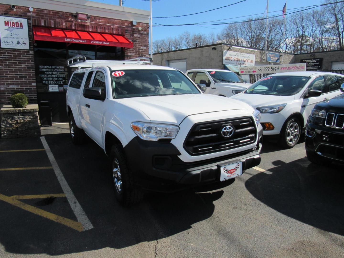 2017 White /Gray Toyota Tacoma SR5 Access Cab I4 6AT 2WD (5TFRX5GN2HX) with an 2.7L L4 DOHC 16V engine, 6A transmission, located at 215 Milton St, Dedham, MA, 02026, (781) 329-5144, 42.241905, -71.157295 - Photo#0