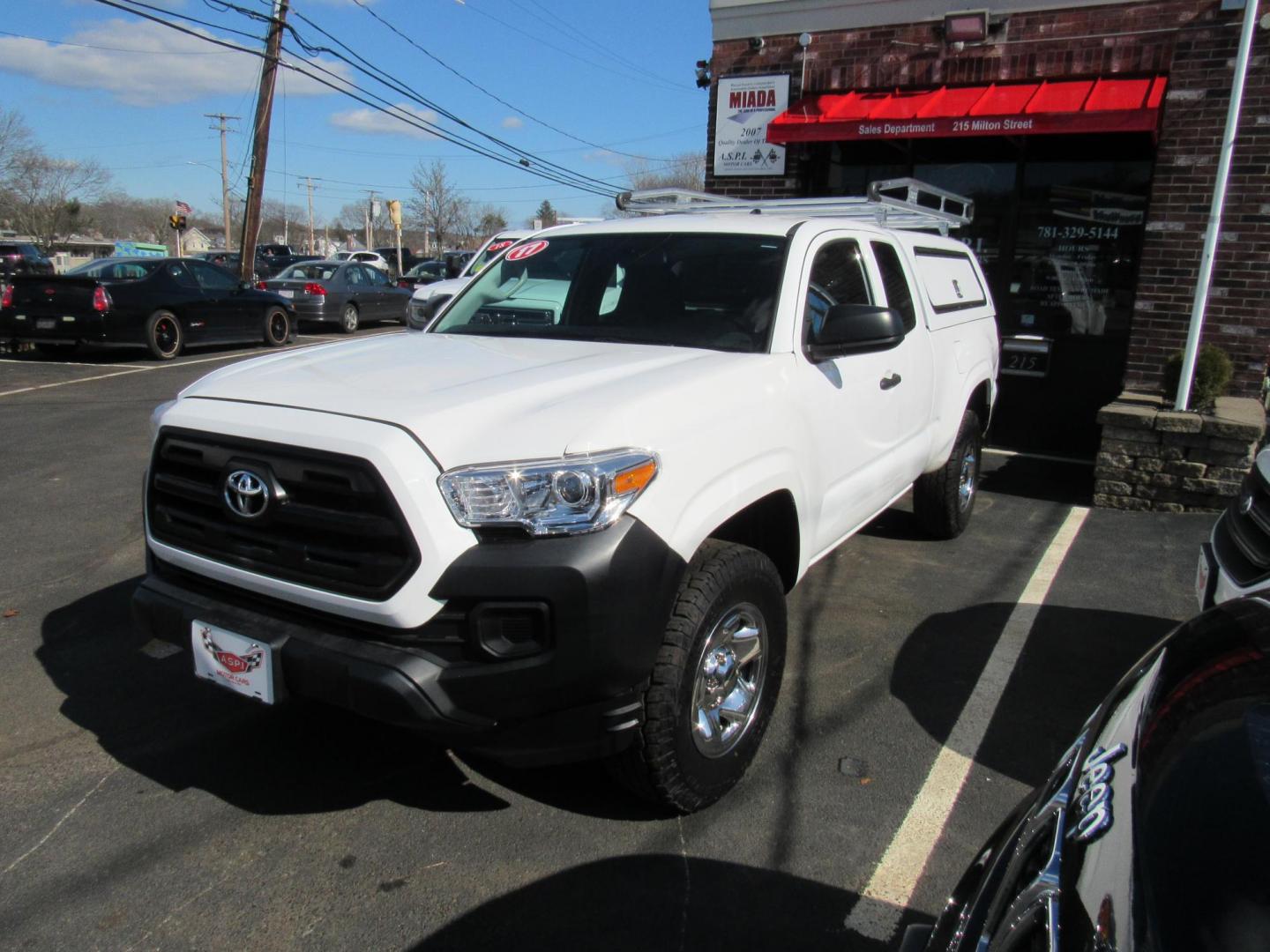 2017 White /Gray Toyota Tacoma SR5 Access Cab I4 6AT 2WD (5TFRX5GN2HX) with an 2.7L L4 DOHC 16V engine, 6A transmission, located at 215 Milton St, Dedham, MA, 02026, (781) 329-5144, 42.241905, -71.157295 - Photo#2