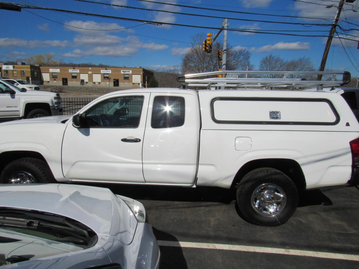 2017 White /Gray Toyota Tacoma SR5 Access Cab I4 6AT 2WD (5TFRX5GN2HX) with an 2.7L L4 DOHC 16V engine, 6A transmission, located at 215 Milton St, Dedham, MA, 02026, (781) 329-5144, 42.241905, -71.157295 - Photo#3