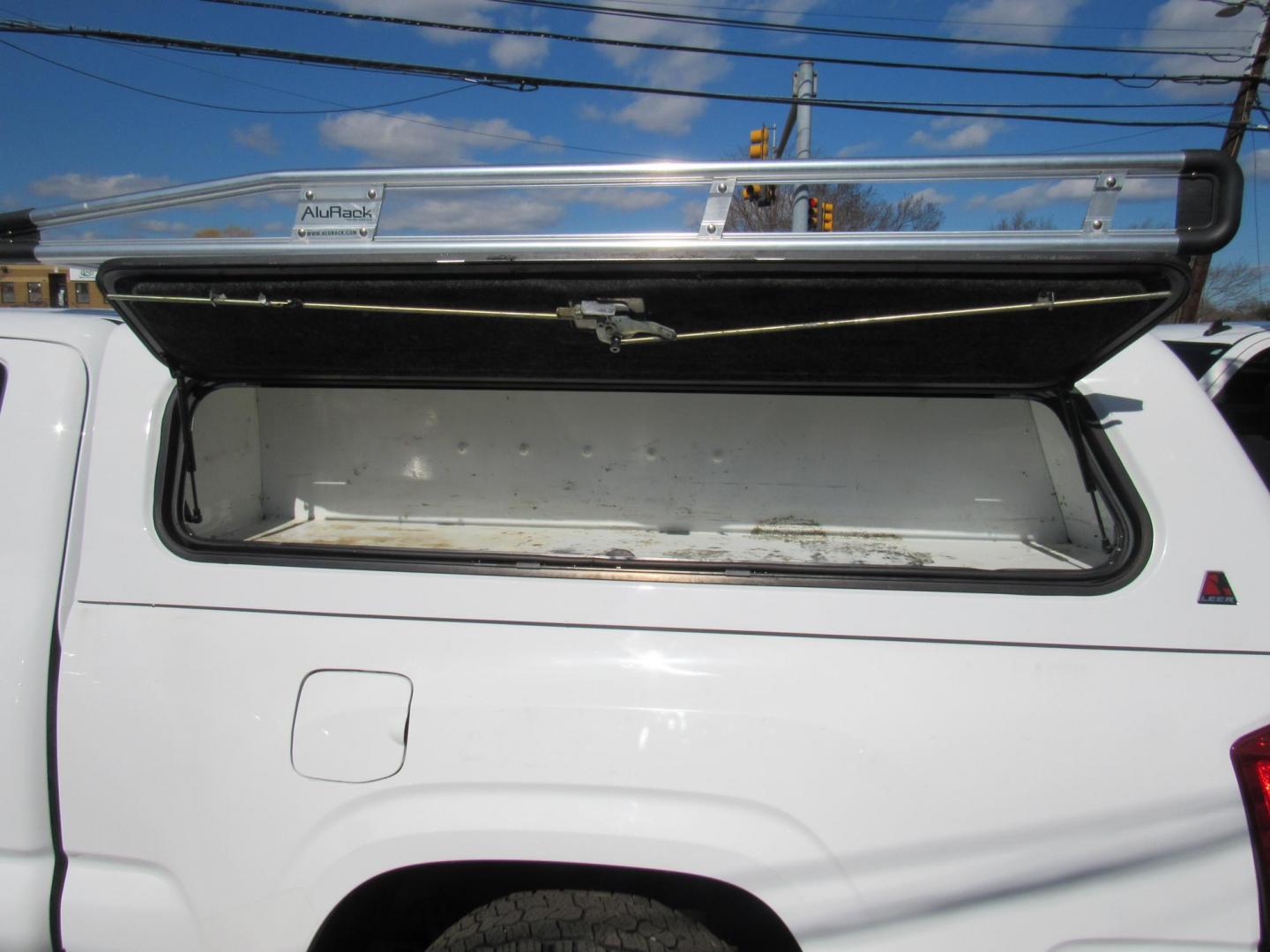 2017 White /Gray Toyota Tacoma SR5 Access Cab I4 6AT 2WD (5TFRX5GN2HX) with an 2.7L L4 DOHC 16V engine, 6A transmission, located at 215 Milton St, Dedham, MA, 02026, (781) 329-5144, 42.241905, -71.157295 - Photo#5