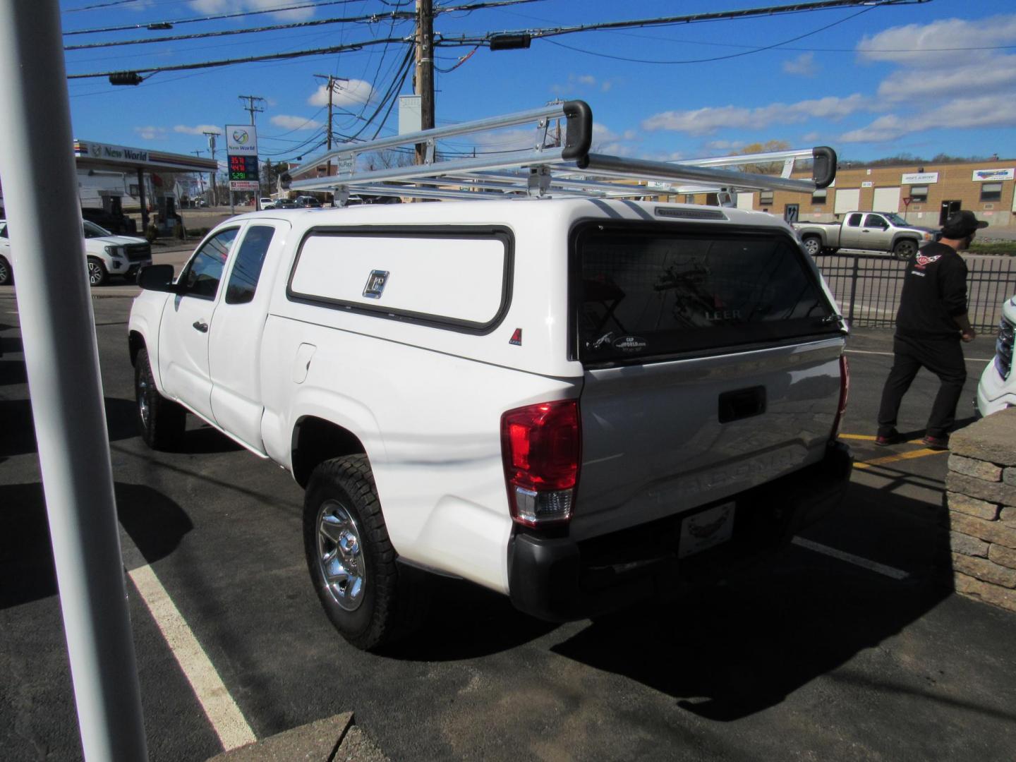 2017 White /Gray Toyota Tacoma SR5 Access Cab I4 6AT 2WD (5TFRX5GN2HX) with an 2.7L L4 DOHC 16V engine, 6A transmission, located at 215 Milton St, Dedham, MA, 02026, (781) 329-5144, 42.241905, -71.157295 - Photo#4