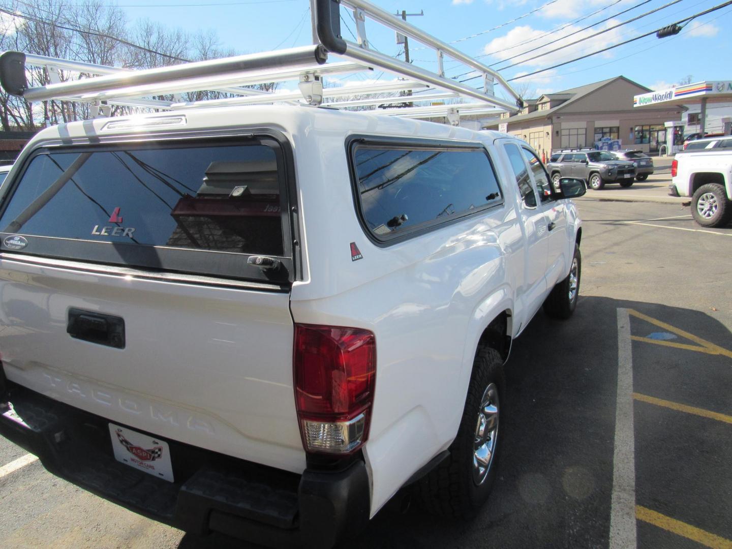 2017 White /Gray Toyota Tacoma SR5 Access Cab I4 6AT 2WD (5TFRX5GN2HX) with an 2.7L L4 DOHC 16V engine, 6A transmission, located at 215 Milton St, Dedham, MA, 02026, (781) 329-5144, 42.241905, -71.157295 - Photo#8