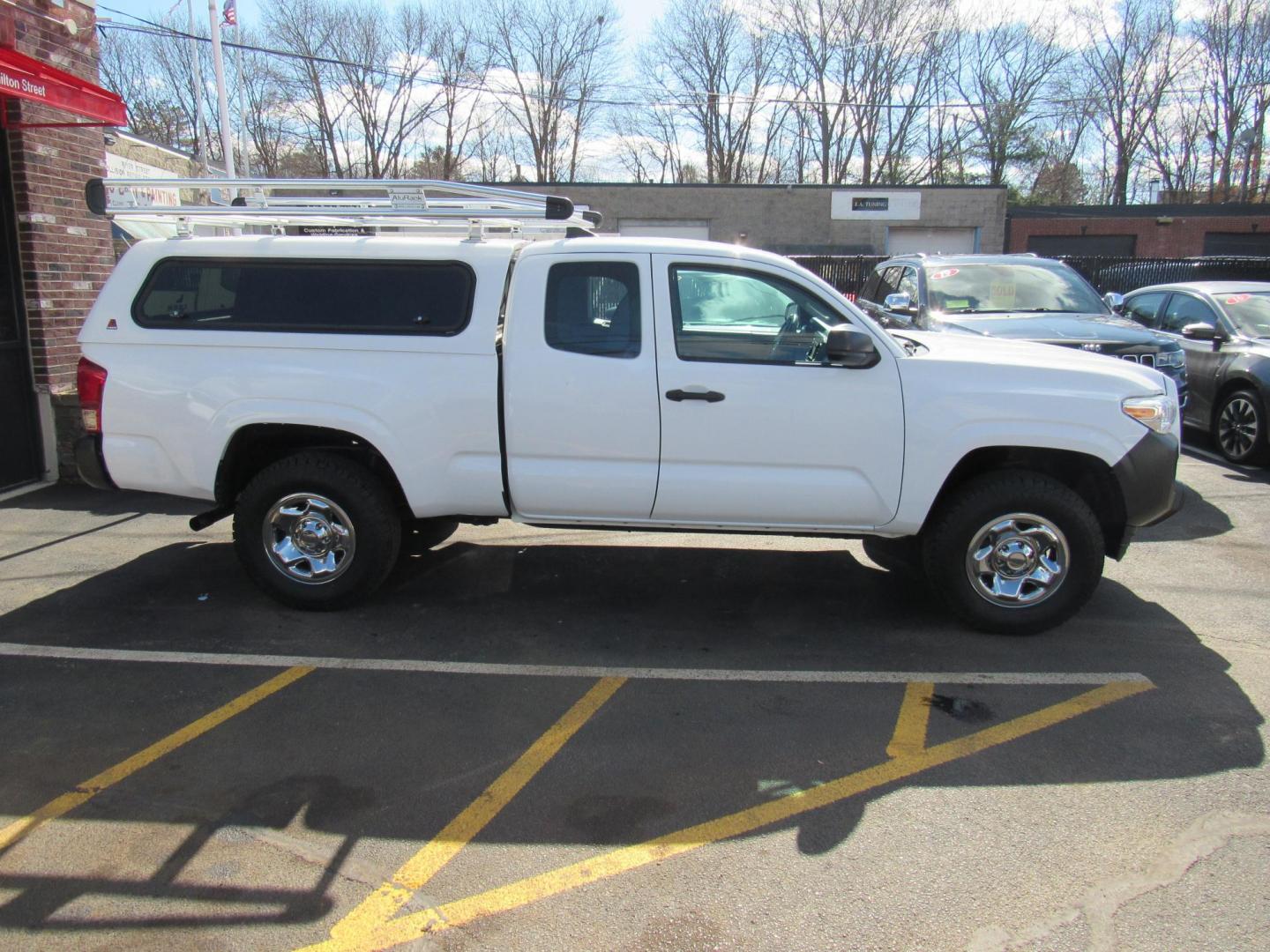 2017 White /Gray Toyota Tacoma SR5 Access Cab I4 6AT 2WD (5TFRX5GN2HX) with an 2.7L L4 DOHC 16V engine, 6A transmission, located at 215 Milton St, Dedham, MA, 02026, (781) 329-5144, 42.241905, -71.157295 - Photo#9
