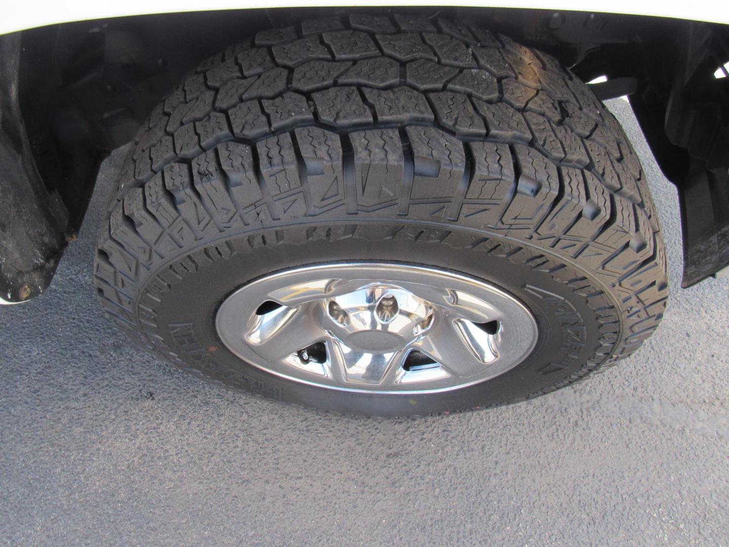 2017 White /Gray Toyota Tacoma SR5 Access Cab I4 6AT 2WD (5TFRX5GN2HX) with an 2.7L L4 DOHC 16V engine, 6A transmission, located at 215 Milton St, Dedham, MA, 02026, (781) 329-5144, 42.241905, -71.157295 - Photo#11