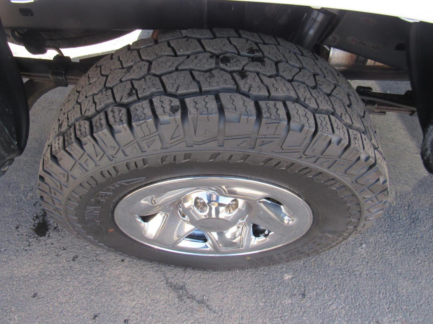 2017 White /Gray Toyota Tacoma SR5 Access Cab I4 6AT 2WD (5TFRX5GN2HX) with an 2.7L L4 DOHC 16V engine, 6A transmission, located at 215 Milton St, Dedham, MA, 02026, (781) 329-5144, 42.241905, -71.157295 - Photo#10