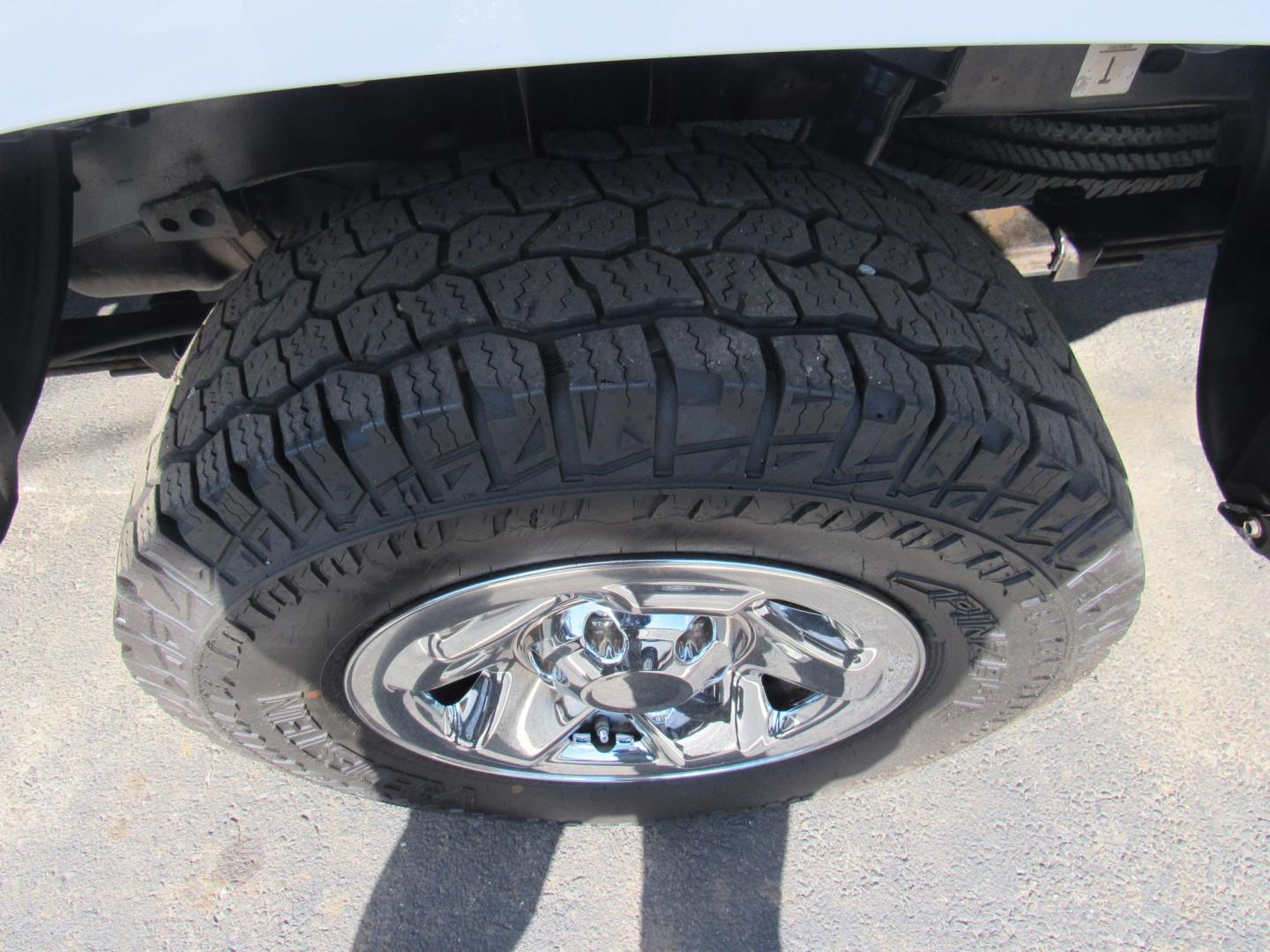 2017 White /Gray Toyota Tacoma SR5 Access Cab I4 6AT 2WD (5TFRX5GN2HX) with an 2.7L L4 DOHC 16V engine, 6A transmission, located at 215 Milton St, Dedham, MA, 02026, (781) 329-5144, 42.241905, -71.157295 - Photo#13