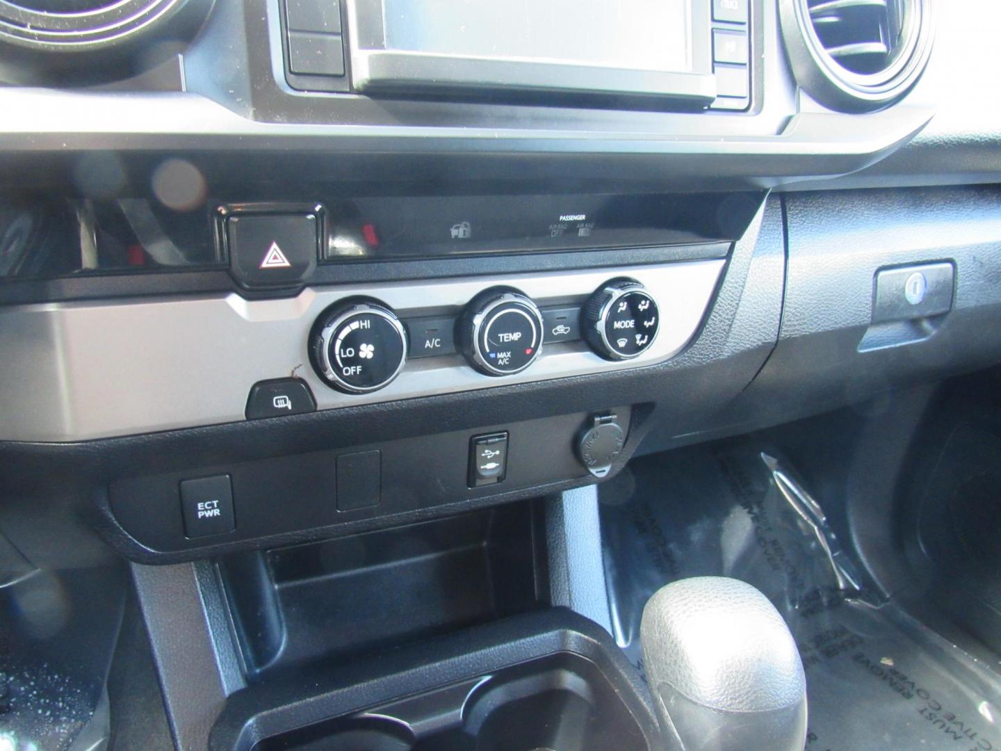 2017 White /Gray Toyota Tacoma SR5 Access Cab I4 6AT 2WD (5TFRX5GN2HX) with an 2.7L L4 DOHC 16V engine, 6A transmission, located at 215 Milton St, Dedham, MA, 02026, (781) 329-5144, 42.241905, -71.157295 - Photo#18