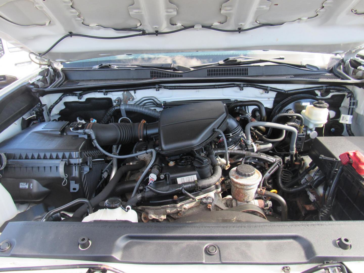 2017 White /Gray Toyota Tacoma SR5 Access Cab I4 6AT 2WD (5TFRX5GN2HX) with an 2.7L L4 DOHC 16V engine, 6A transmission, located at 215 Milton St, Dedham, MA, 02026, (781) 329-5144, 42.241905, -71.157295 - Photo#21