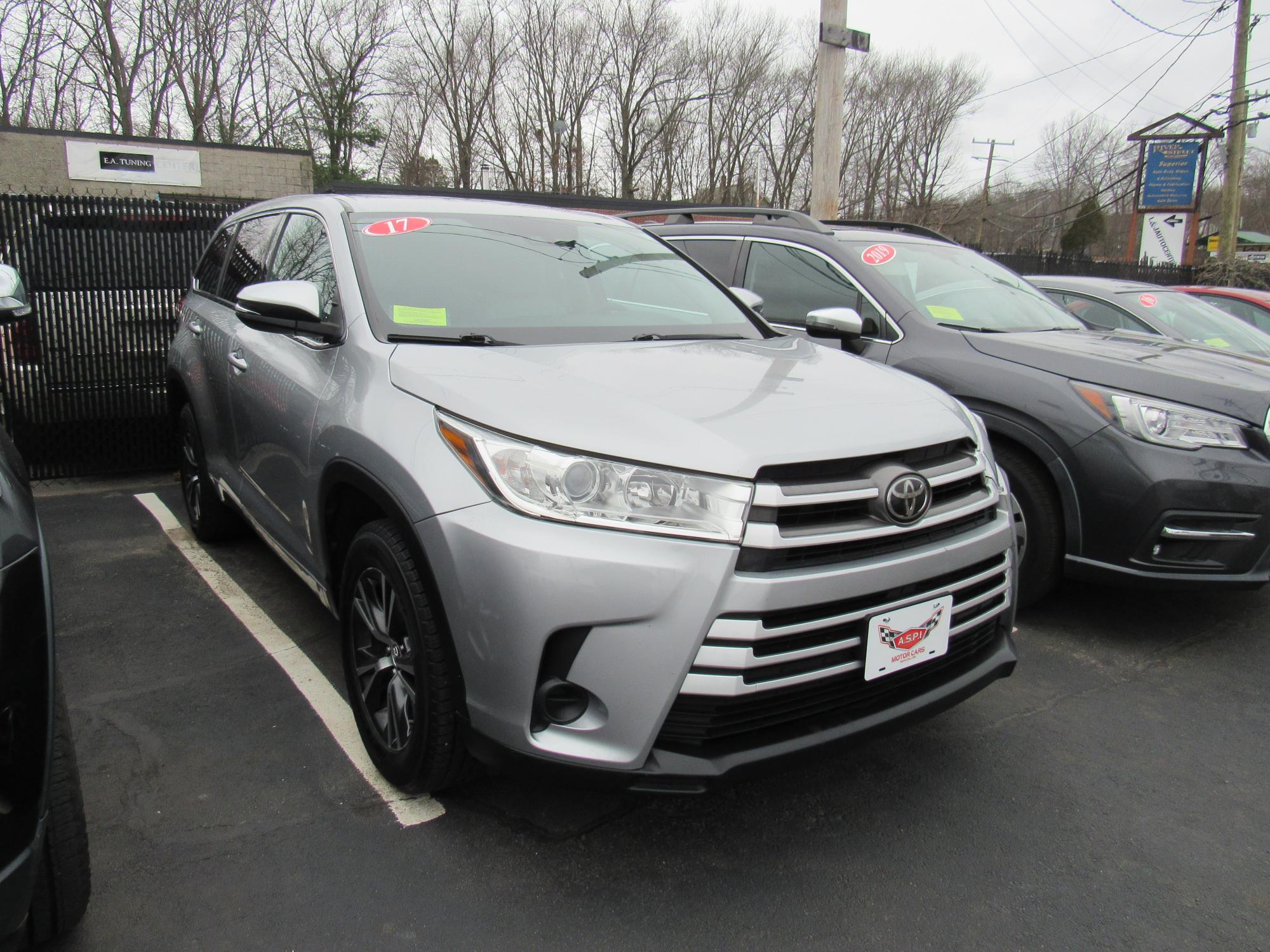 photo of 2017 Toyota Highlander LE FWD I4