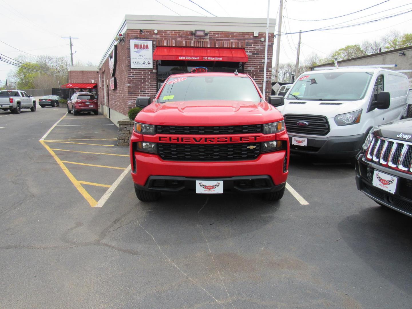 2021 Red /Gray Chevrolet Silverado 1500 Custom Crew Cab Short Box 4WD (1GCPYBEKXMZ) with an 2.7L L4 DOHC 16V TURBO engine, 6A transmission, located at 215 Milton St, Dedham, MA, 02026, (781) 329-5144, 42.241905, -71.157295 - Photo#1