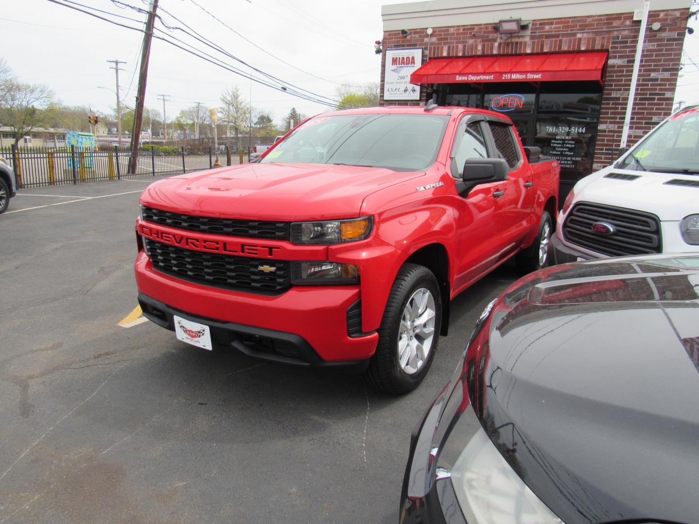 2021 Red /Gray Chevrolet Silverado 1500 Custom Crew Cab Short Box 4WD (1GCPYBEKXMZ) with an 2.7L L4 DOHC 16V TURBO engine, 6A transmission, located at 215 Milton St, Dedham, MA, 02026, (781) 329-5144, 42.241905, -71.157295 - Photo#2