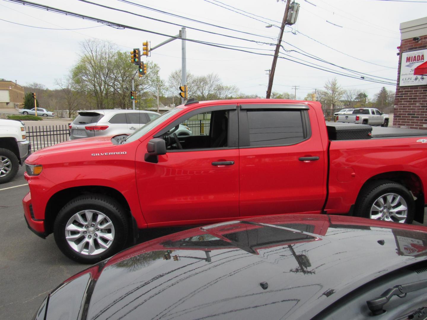 2021 Red /Gray Chevrolet Silverado 1500 Custom Crew Cab Short Box 4WD (1GCPYBEKXMZ) with an 2.7L L4 DOHC 16V TURBO engine, 6A transmission, located at 215 Milton St, Dedham, MA, 02026, (781) 329-5144, 42.241905, -71.157295 - Photo#3