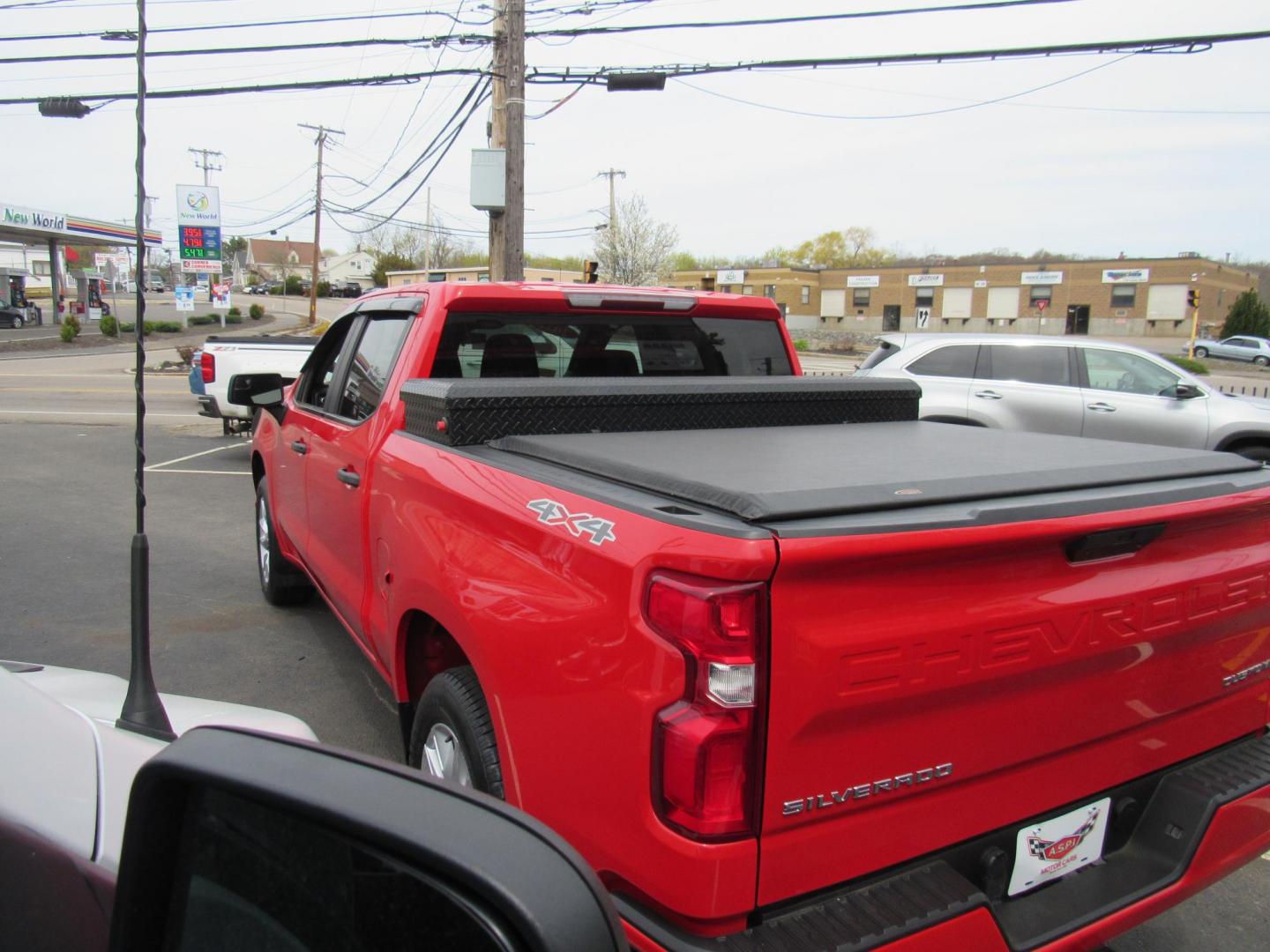 2021 Red /Gray Chevrolet Silverado 1500 Custom Crew Cab Short Box 4WD (1GCPYBEKXMZ) with an 2.7L L4 DOHC 16V TURBO engine, 6A transmission, located at 215 Milton St, Dedham, MA, 02026, (781) 329-5144, 42.241905, -71.157295 - Photo#4