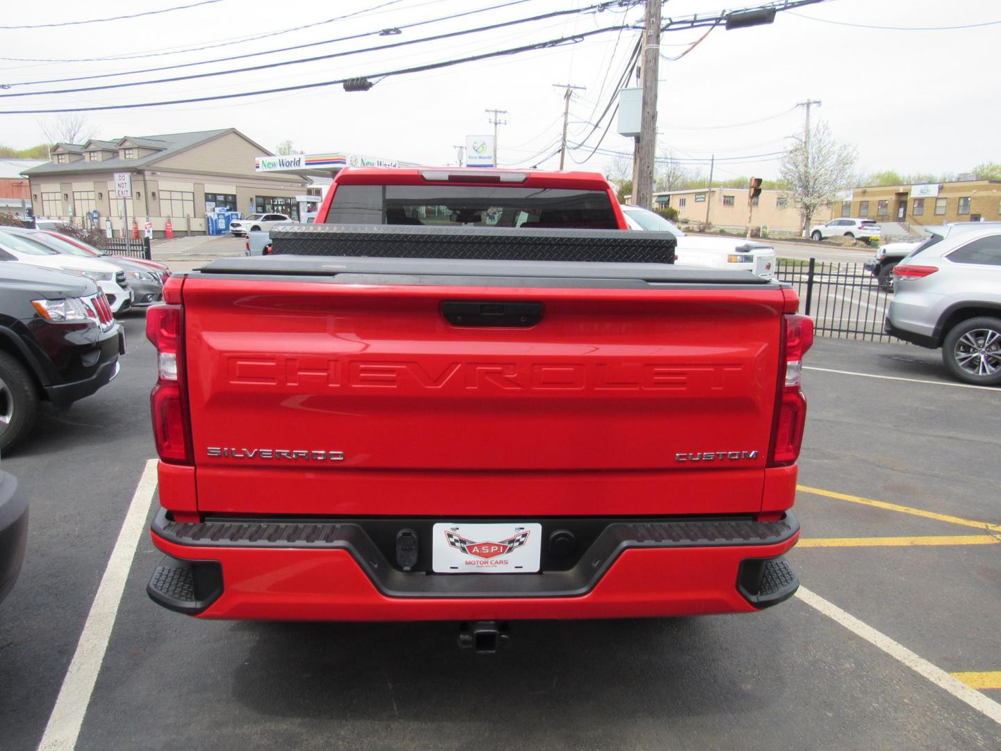 2021 Red /Gray Chevrolet Silverado 1500 Custom Crew Cab Short Box 4WD (1GCPYBEKXMZ) with an 2.7L L4 DOHC 16V TURBO engine, 6A transmission, located at 215 Milton St, Dedham, MA, 02026, (781) 329-5144, 42.241905, -71.157295 - Photo#5