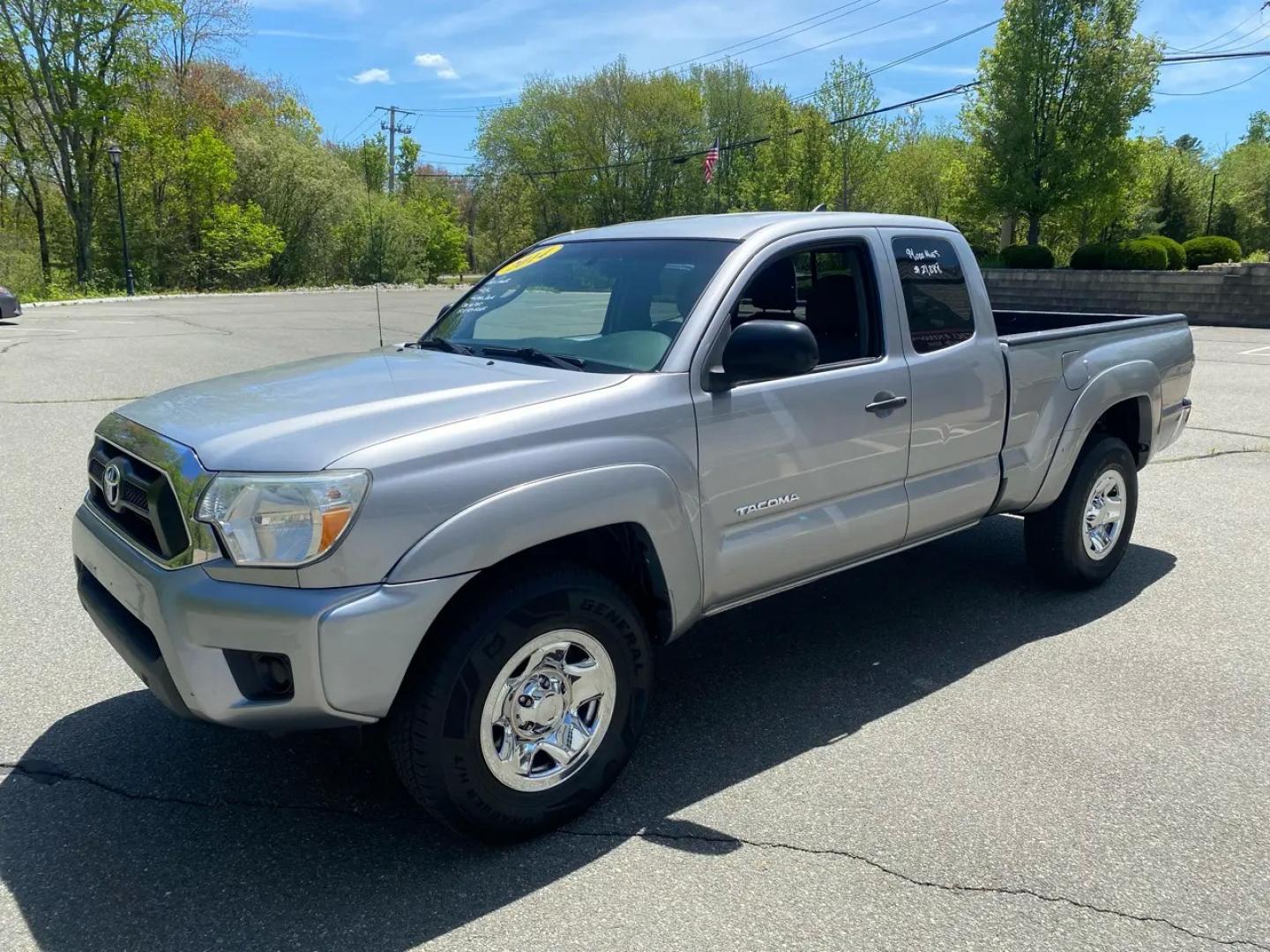 2014 Silver /Grey Toyota Tacoma Access Cab I4 5MT 4WD (5TFUX4EN1EX) with an 2.7L L4 DOHC 16V engine, Automatic transmission, located at 215 Milton St, Dedham, MA, 02026, (781) 329-5144, 42.241905, -71.157295 - Meet the silver 2014 Toyota Tacoma—a hardworking used truck that’s ready for weekday duty and weekend dirt. With a 2.7L 4-cylinder gasoline engine and an automatic transmission, it keeps things simple, dependable, and easy to drive, while its 4WD drivetrain is there when the pavement ends and th - Photo#3