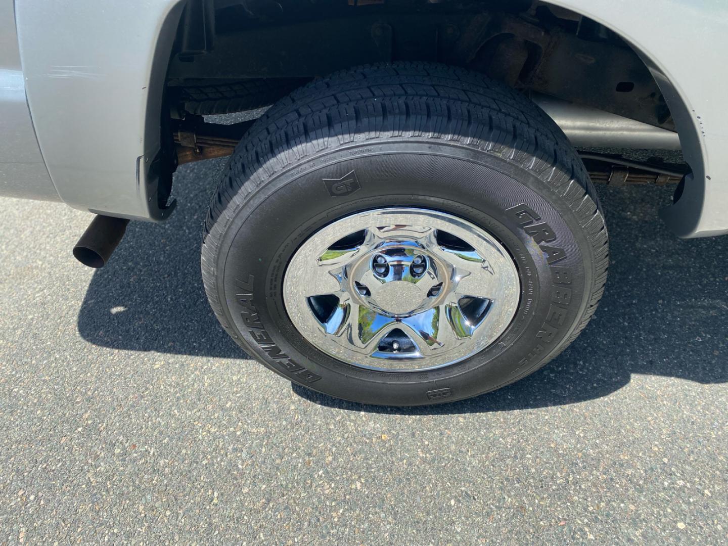 2014 Silver /Grey Toyota Tacoma Access Cab I4 5MT 4WD (5TFUX4EN1EX) with an 2.7L L4 DOHC 16V engine, Automatic transmission, located at 215 Milton St, Dedham, MA, 02026, (781) 329-5144, 42.241905, -71.157295 - Meet the silver 2014 Toyota Tacoma—a hardworking used truck that’s ready for weekday duty and weekend dirt. With a 2.7L 4-cylinder gasoline engine and an automatic transmission, it keeps things simple, dependable, and easy to drive, while its 4WD drivetrain is there when the pavement ends and th - Photo#19