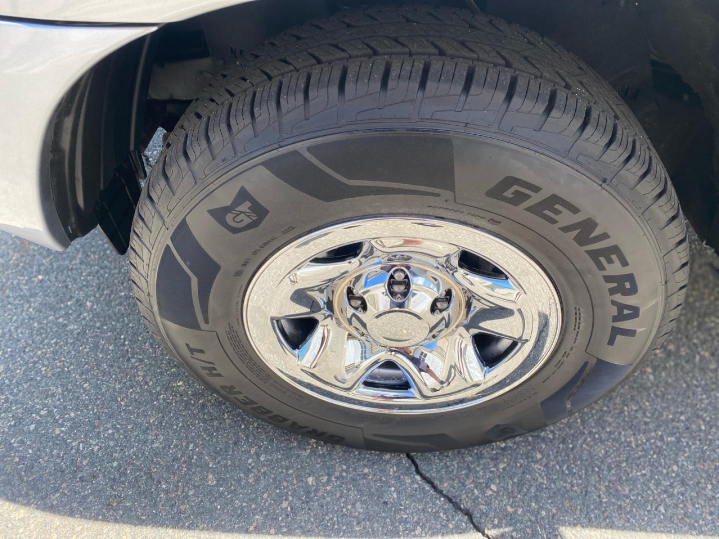 2014 Silver /Grey Toyota Tacoma Access Cab I4 5MT 4WD (5TFUX4EN1EX) with an 2.7L L4 DOHC 16V engine, Automatic transmission, located at 215 Milton St, Dedham, MA, 02026, (781) 329-5144, 42.241905, -71.157295 - Meet the silver 2014 Toyota Tacoma—a hardworking used truck that’s ready for weekday duty and weekend dirt. With a 2.7L 4-cylinder gasoline engine and an automatic transmission, it keeps things simple, dependable, and easy to drive, while its 4WD drivetrain is there when the pavement ends and th - Photo#20