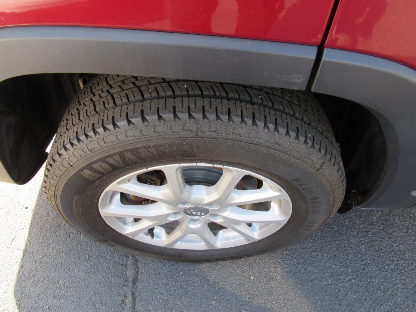 2016 red /Gray Jeep Cherokee Latitude 4WD (1C4PJMCB2GW) with an 2.4L L4 DOHC 16V engine, 9A transmission, located at 215 Milton St, Dedham, MA, 02026, (781) 329-5144, 42.241905, -71.157295 - This nice little SUV has low mileage. Runs great. All ASPI Motor Cars vehicles are fully servi9ce before they are delivered. Comes with a 3/3 warranty included in the price. Call for details. - Photo#8