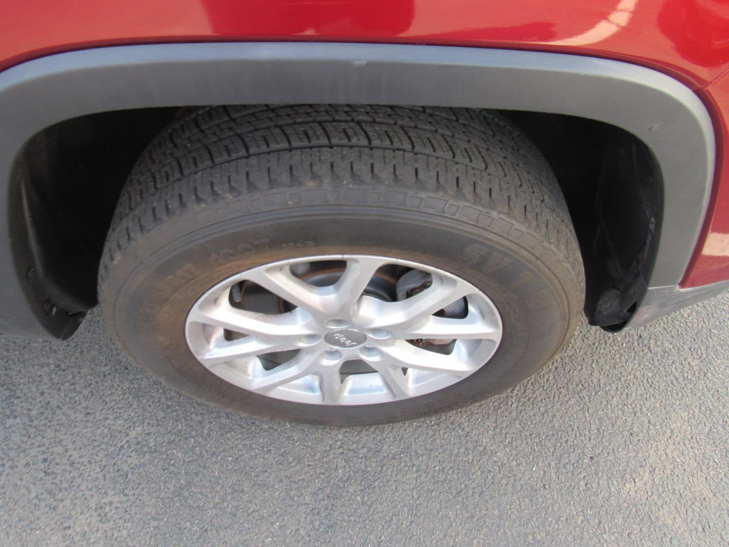 2016 red /Gray Jeep Cherokee Latitude 4WD (1C4PJMCB2GW) with an 2.4L L4 DOHC 16V engine, 9A transmission, located at 215 Milton St, Dedham, MA, 02026, (781) 329-5144, 42.241905, -71.157295 - This nice little SUV has low mileage. Runs great. All ASPI Motor Cars vehicles are fully servi9ce before they are delivered. Comes with a 3/3 warranty included in the price. Call for details. - Photo#9