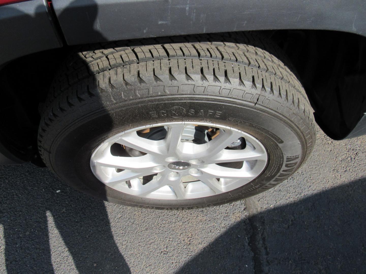 2016 red /Gray Jeep Cherokee Latitude 4WD (1C4PJMCB2GW) with an 2.4L L4 DOHC 16V engine, 9A transmission, located at 215 Milton St, Dedham, MA, 02026, (781) 329-5144, 42.241905, -71.157295 - This nice little SUV has low mileage. Runs great. All ASPI Motor Cars vehicles are fully servi9ce before they are delivered. Comes with a 3/3 warranty included in the price. Call for details. - Photo#11